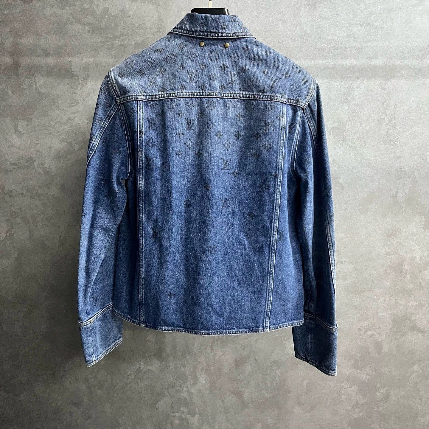 Louis Vuitton louis vuitton blue gradient denim jacket Size US M / EU 48-50 / 2 - 5 Thumbnail