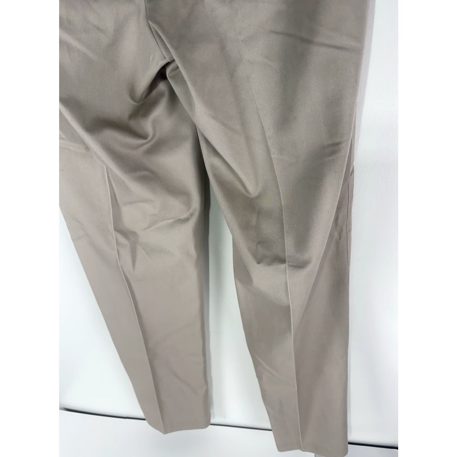 Vintage VINTAGE LL BEAN Dress Pants Men’s Regular 33 x 35.5 Beige 100% Cotton Pleated Mid Rise, Natural Fit, 2 Front/2 Back Pockets (Business, Workwear) Mens Size US 33 - 6 Thumbnail
