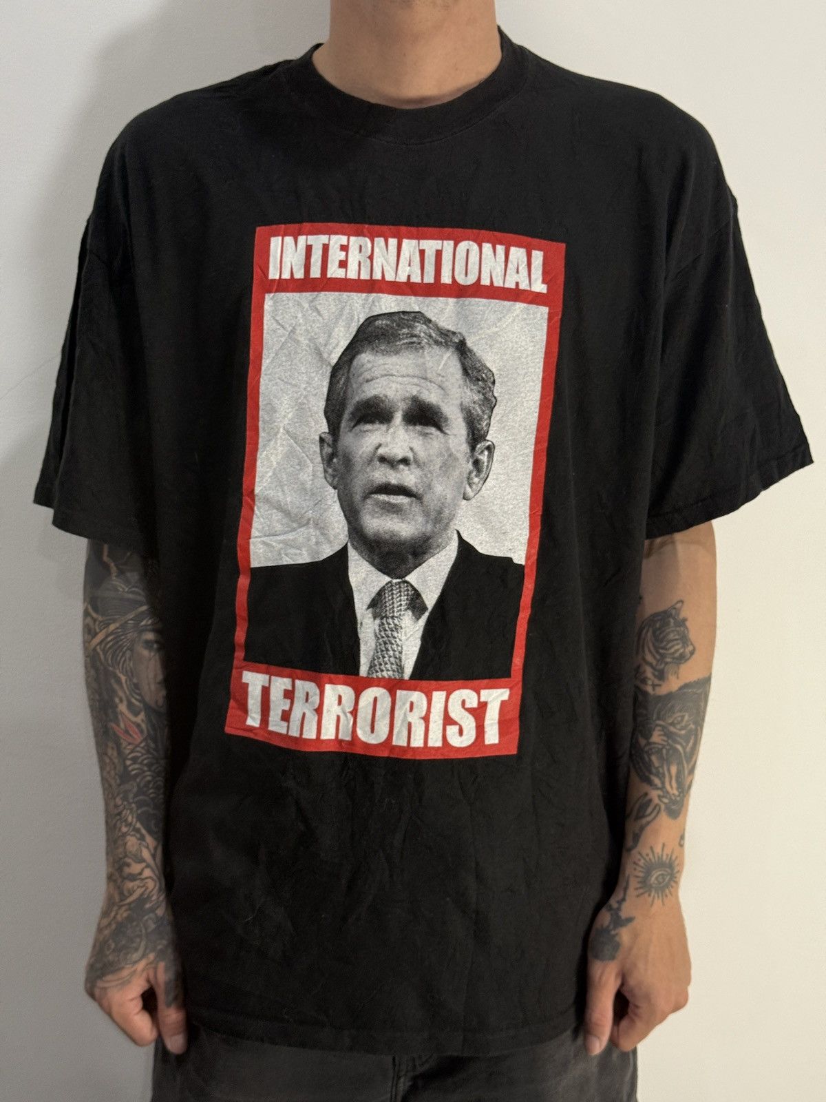 Vintage Vintage 2000’ George Bush International Terrorist Tshirt Size US XL / EU 56 / 4 - 1 Thumbnail
