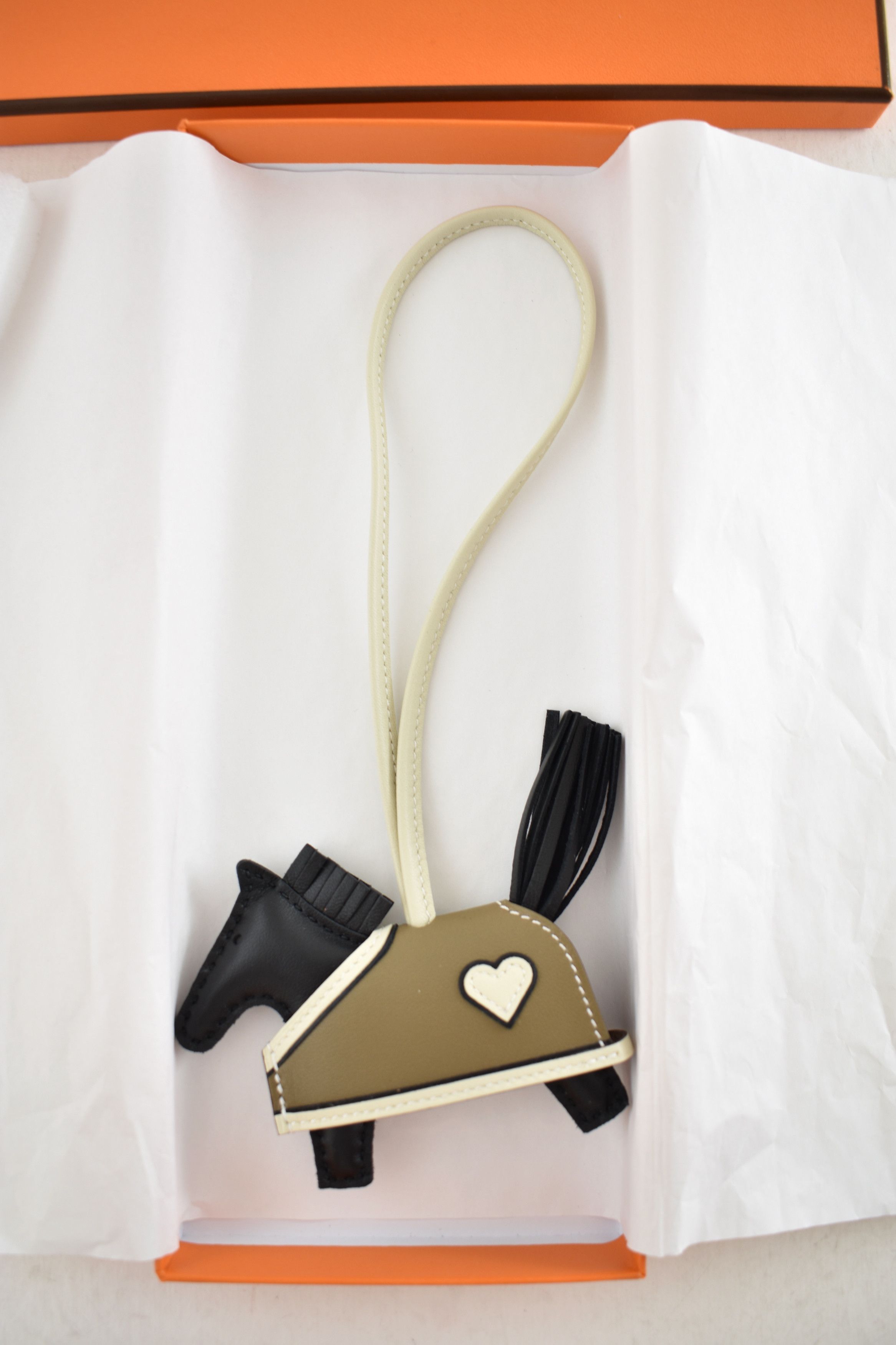 Hermes Horse Rodeo Robeo Coeur PM Heart Craie Etoupe Bag Charm Size ONE SIZE - 6 Thumbnail