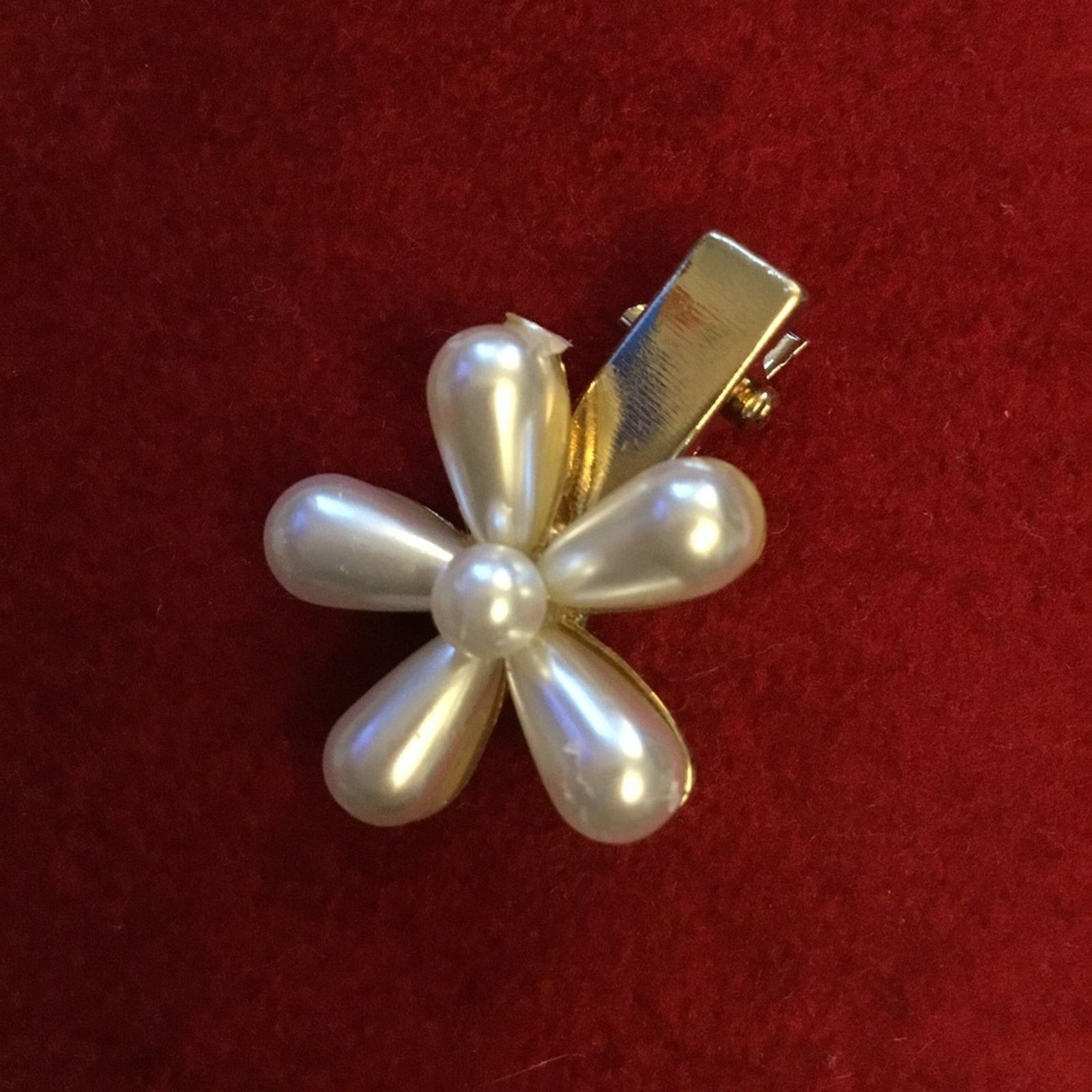 Other Elegant Pearl Flower Gold Hair Clip – Small Alligator Design Size ONE SIZE - 1 Thumbnail