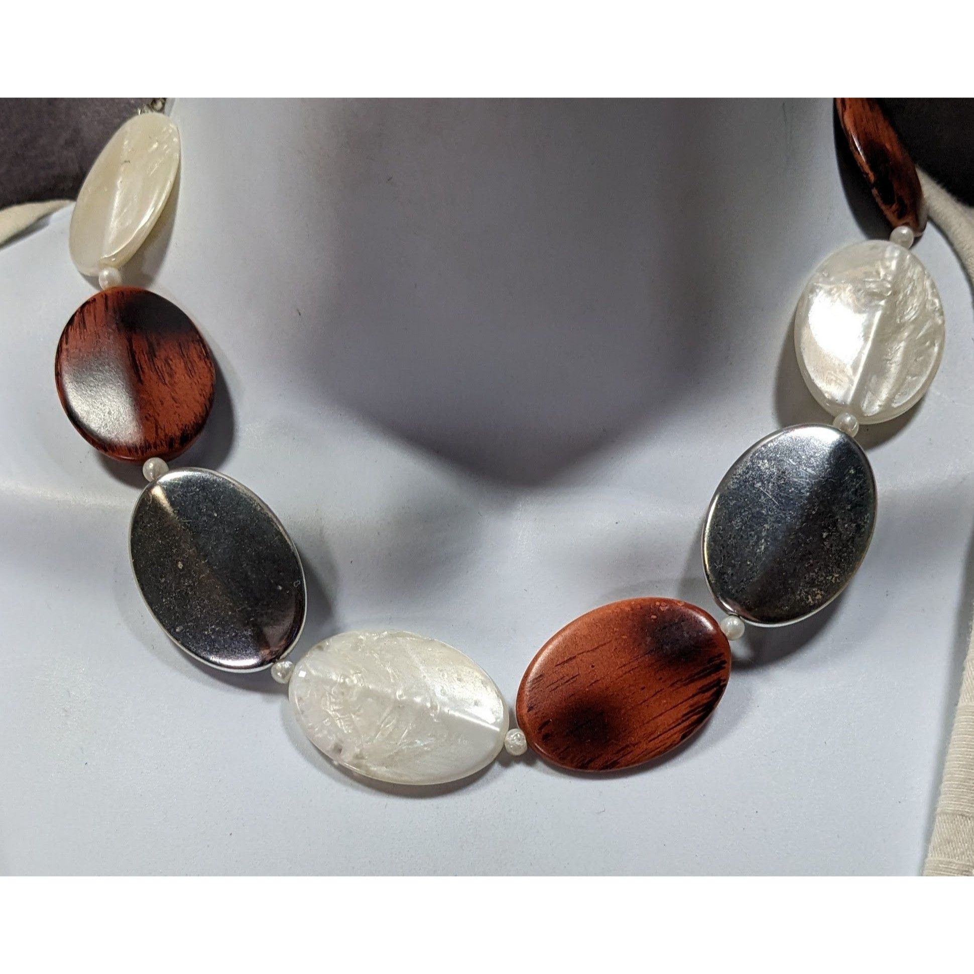 Other Retro Wood-Look Brown White And Silver Tone Beaded Necklace Size ONE SIZE - 2 Thumbnail