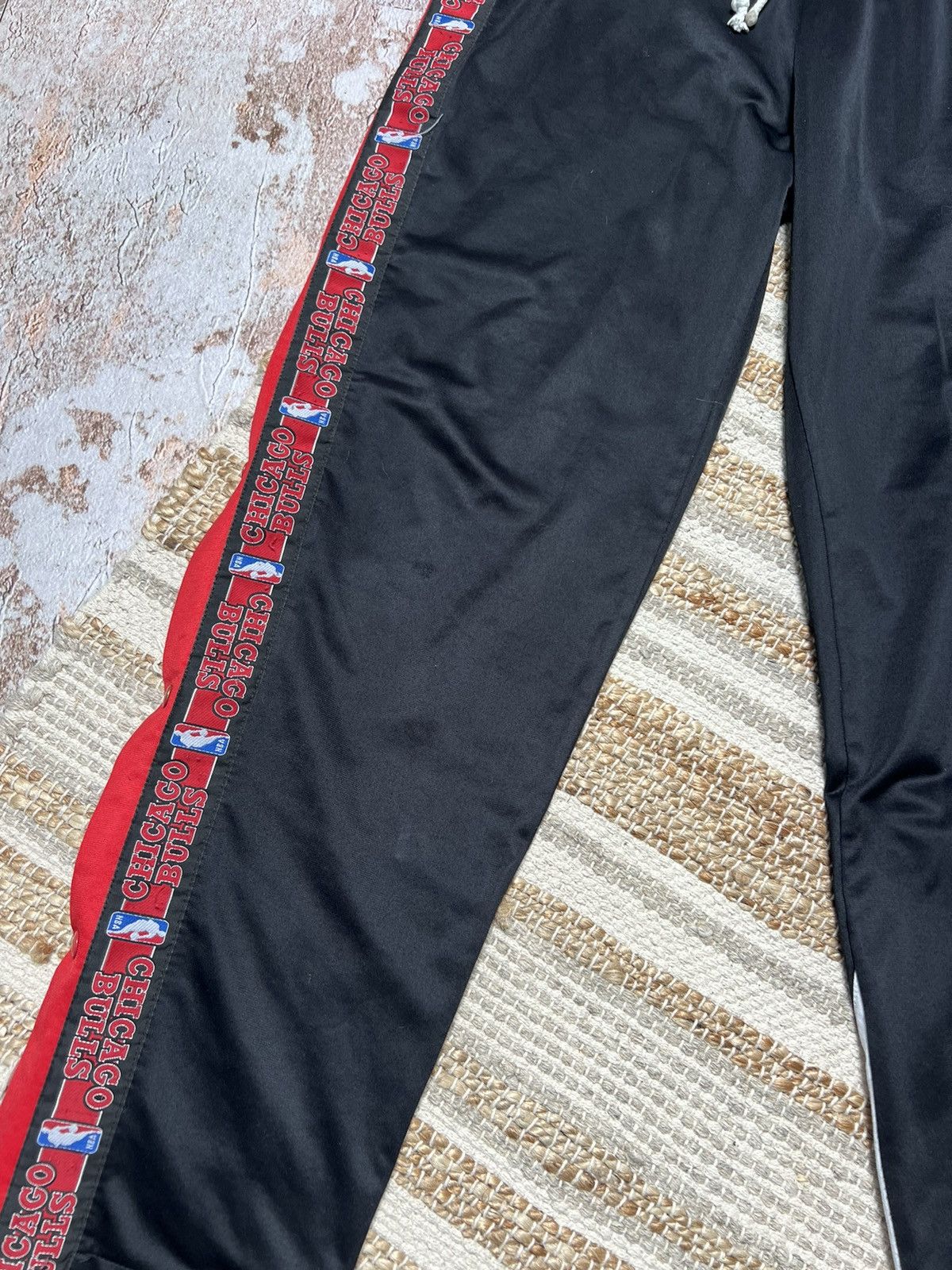 Champion × NBA × Vintage Champion Chicago Bulls vintage sweatpants Size US 32 / EU 48 - 2 Thumbnail