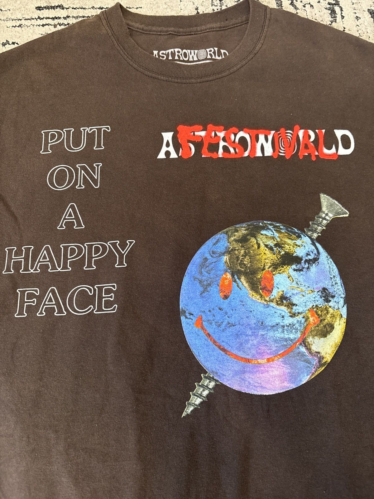 Travis Scott Travis Scott Astroworld 2018 T-shirt “Put on a happy face” Size US S / EU 44-46 / 1 - 5 Thumbnail