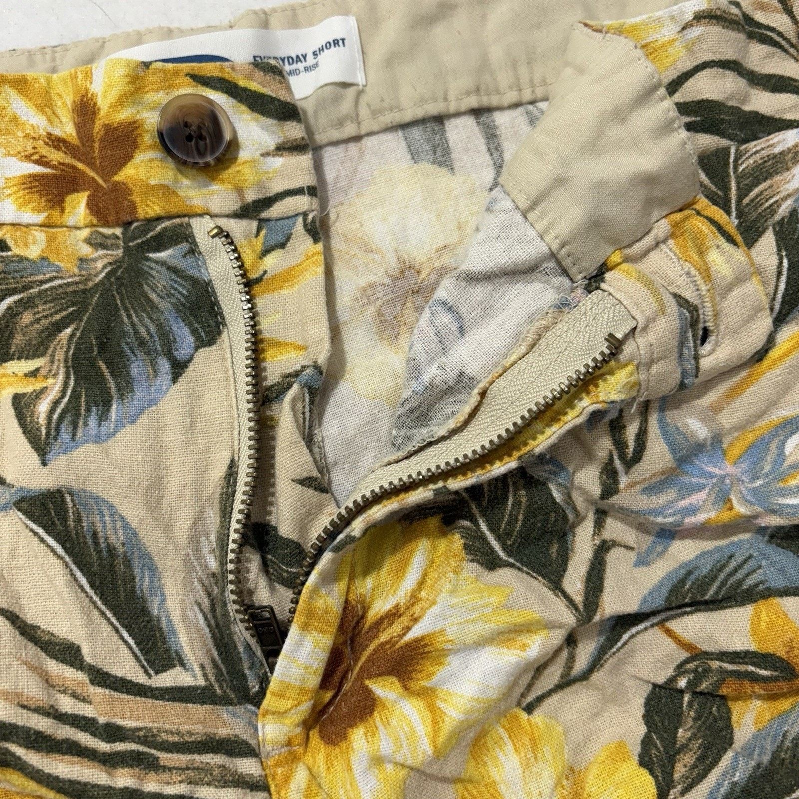 Old Navy Old Navy 20 Everyday Shorts 5" Inseam Yellow Hawaiian Floral Size 42" / US 20 - 6 Thumbnail