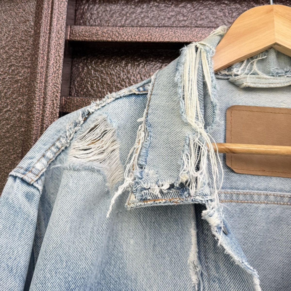 Levi's Vintage Levi’s Distressed Denim Light Wash Grunge Trucker Size US L / EU 52-54 / 3 - 5 Thumbnail