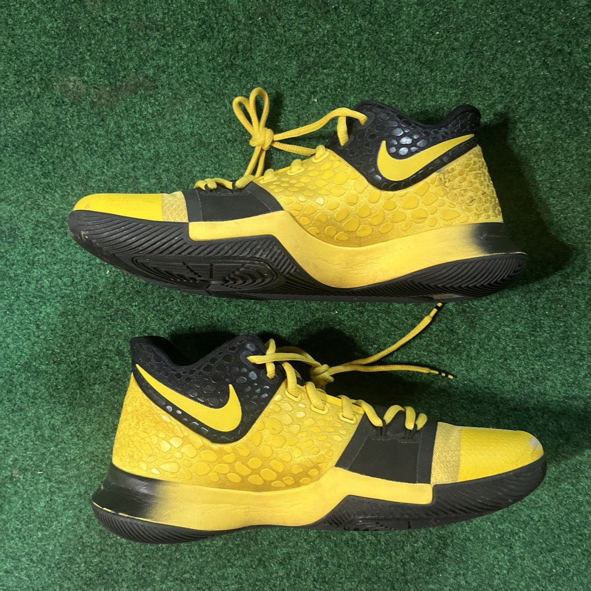 Nike Kyrie 3 Mamba Mentality Size US 10 / EU 43 - 2 Thumbnail