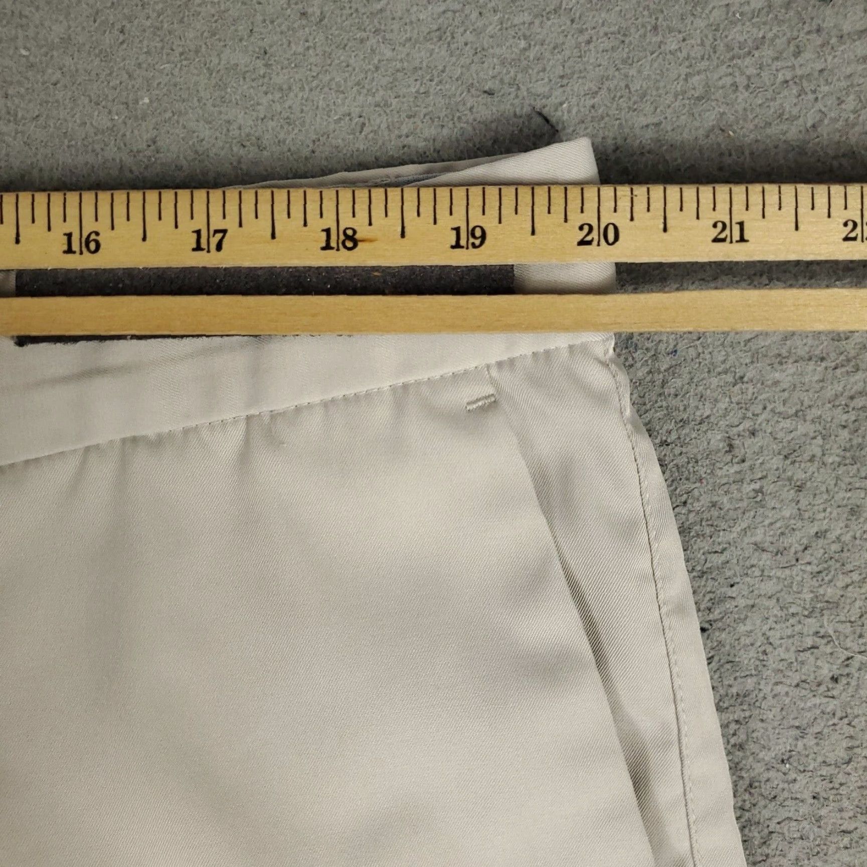Nike VINTAGE Nike Shorts Men Size 40 Beige Chino Casual Sports Flat Front Gym Size US 40 / EU 56 - 4 Thumbnail