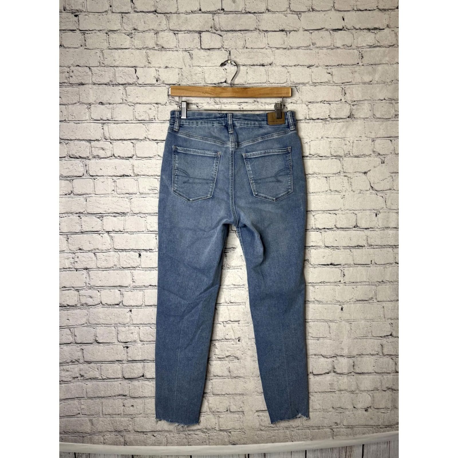 Vintage VINTAGE? No. American Eagle Light Wash Casual Denim Jeans 28x26 Women Jeans Blue 28 Inseam 26 in Regular Cotton Denim Button Closure Size 28" / US 6 / IT 42 - 5 Thumbnail