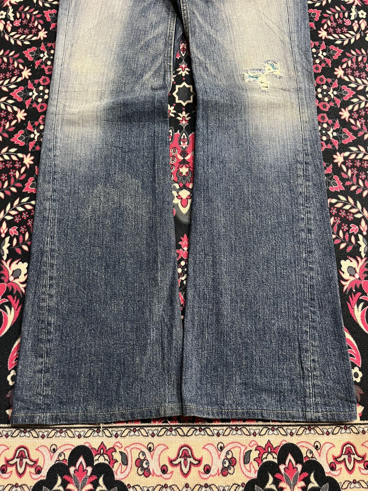 Japanese Brand Vintage Japanese Brand Low Rise Blue Wash Ripped Flare Jeans Size 30" / US 8 / IT 44 - 7 Thumbnail