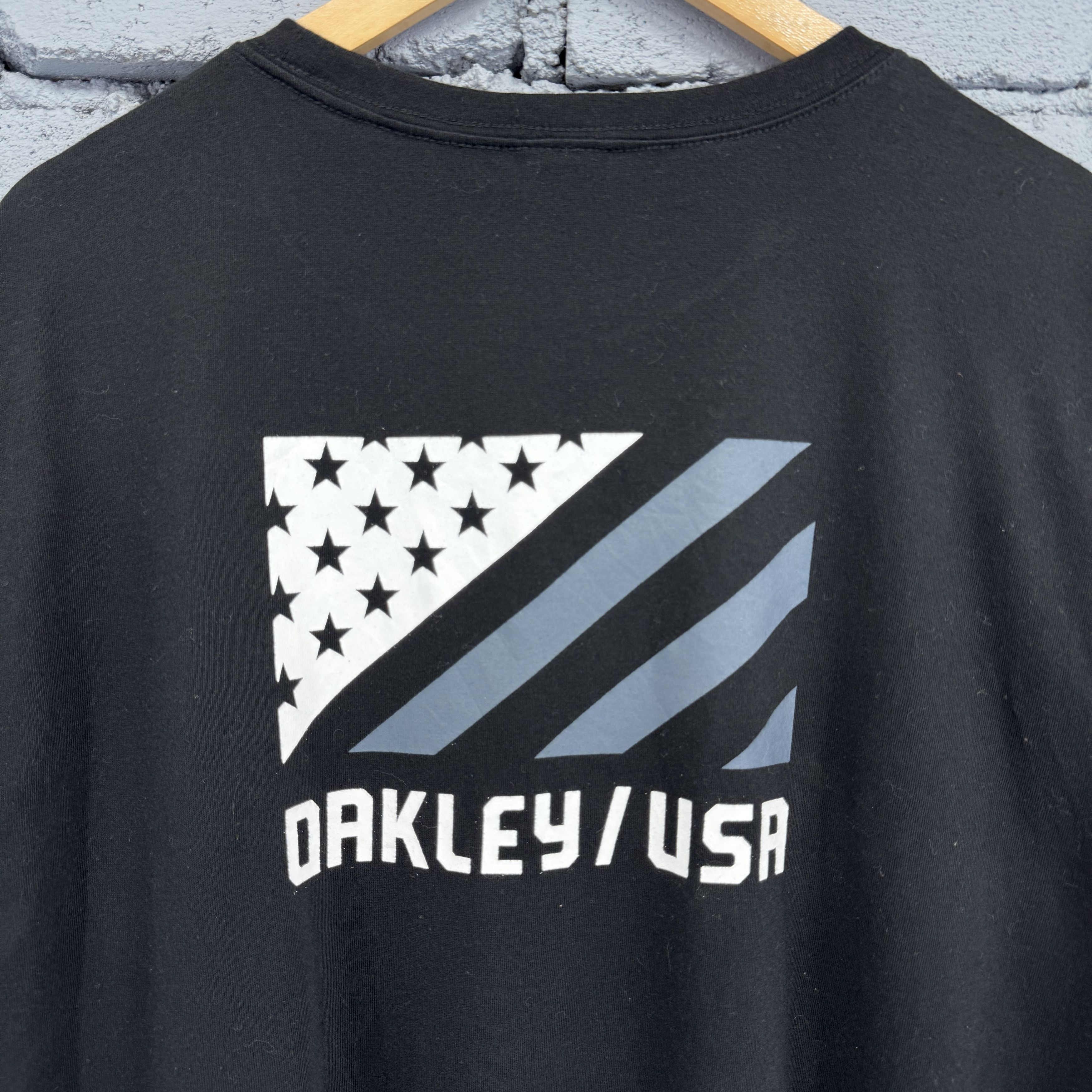 Oakley Oakley O Bark or Buckle USA Tshirt Stylized American Flag Size US XXL / EU 58 / 5 - 6 Thumbnail
