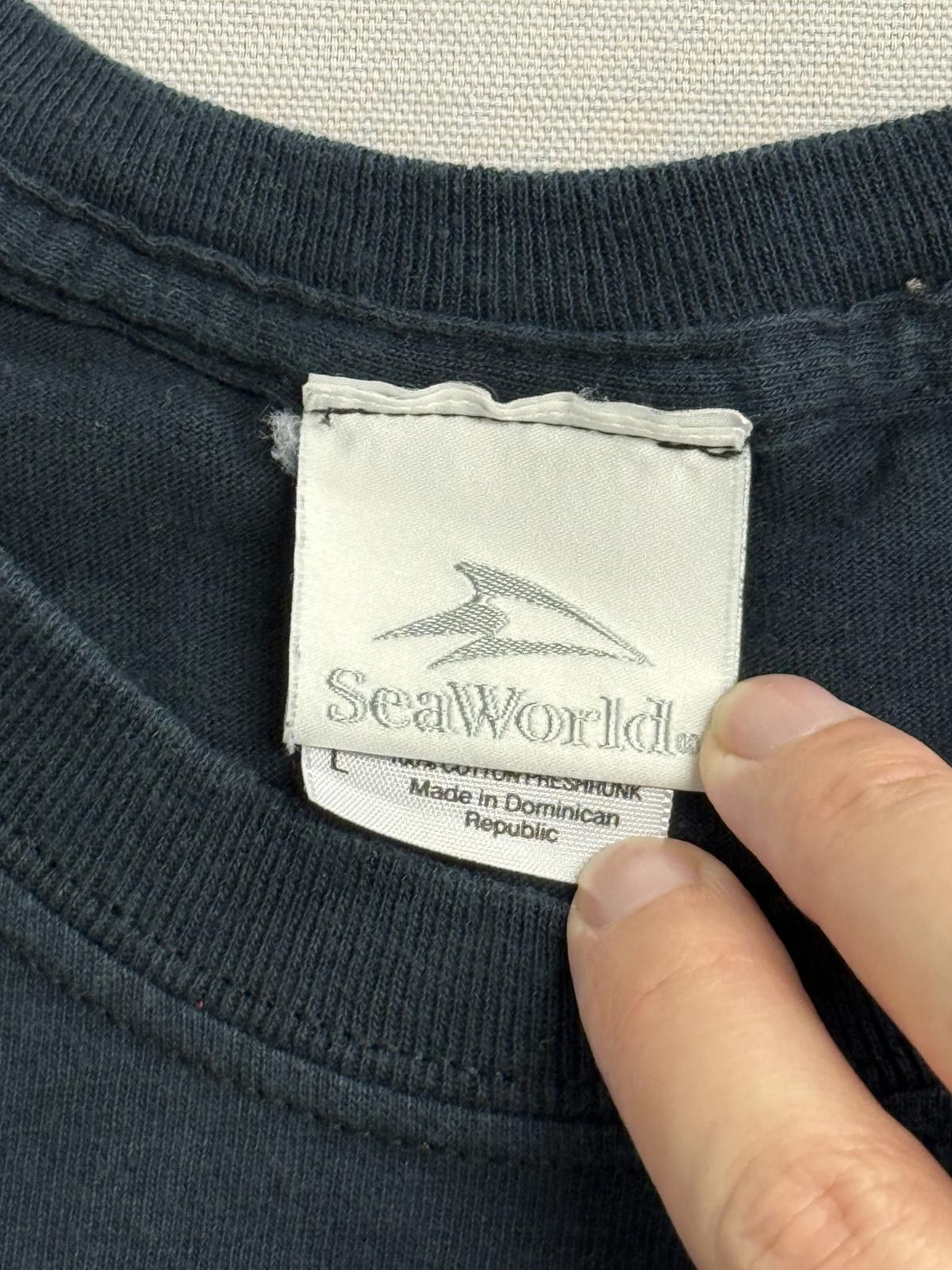 Other VIntage SeaWorld T-shirt Shark Bite Me Tee - Large Size US L / EU 52-54 / 3 - 3 Thumbnail