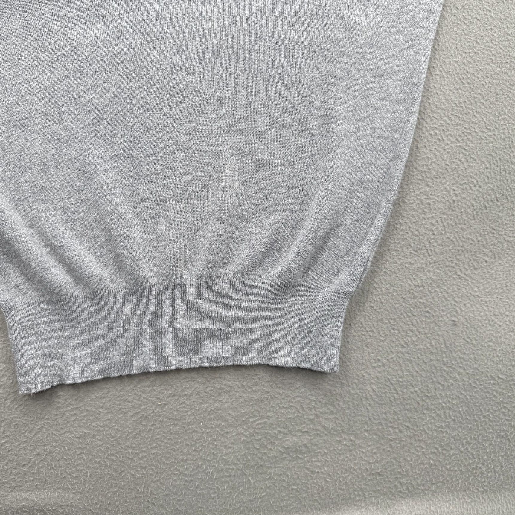 Izod VINTAGE IZOD Sweater Mens Medium Gray V-Neck Pullover Crest Made in USA 90s Size US M / EU 48-50 / 2 - 7 Thumbnail