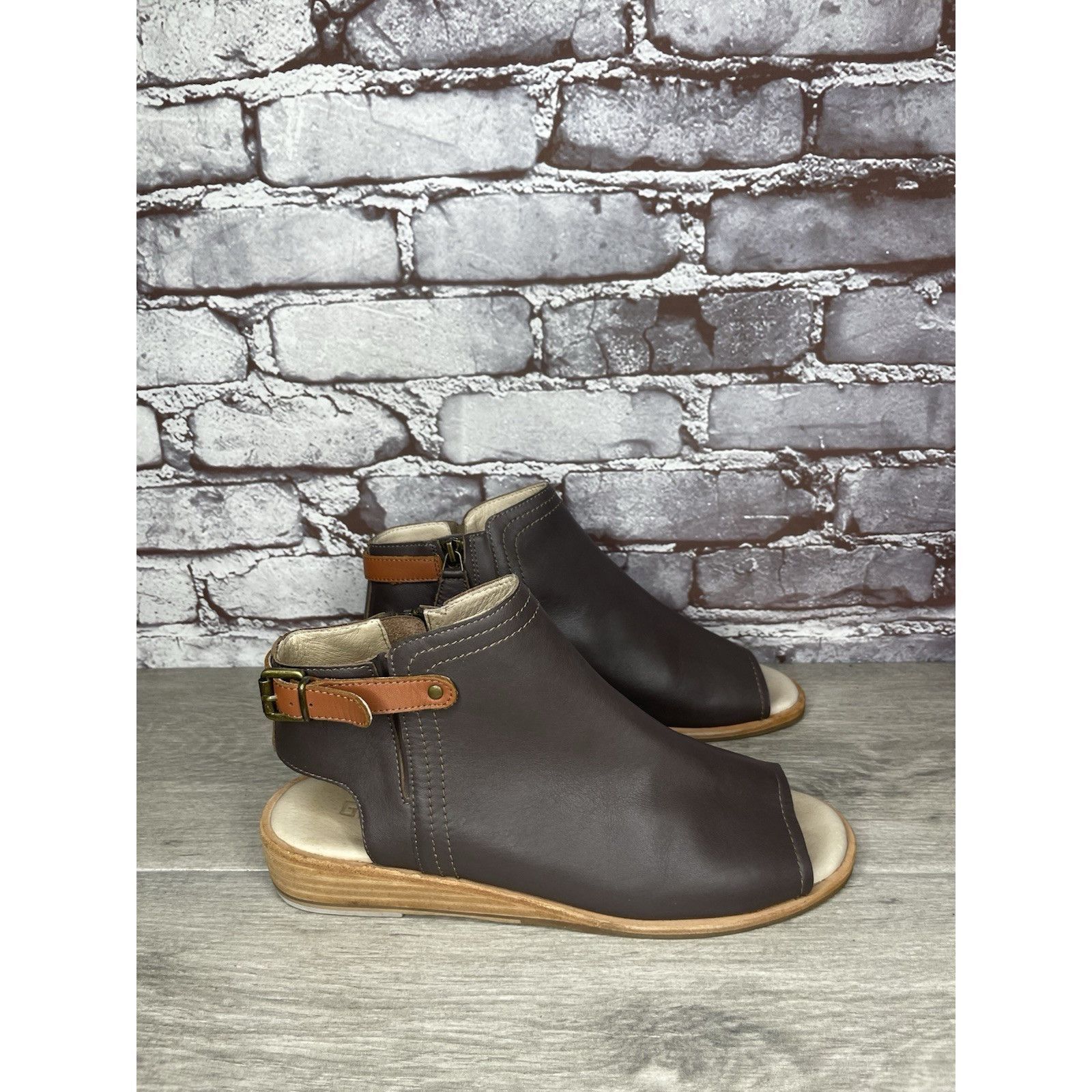 Anthropologie Anthropologie GeeWawa Taupe Leather Side Zip Flat Sandals Wo Size US 9 / IT 39 - 20 Thumbnail