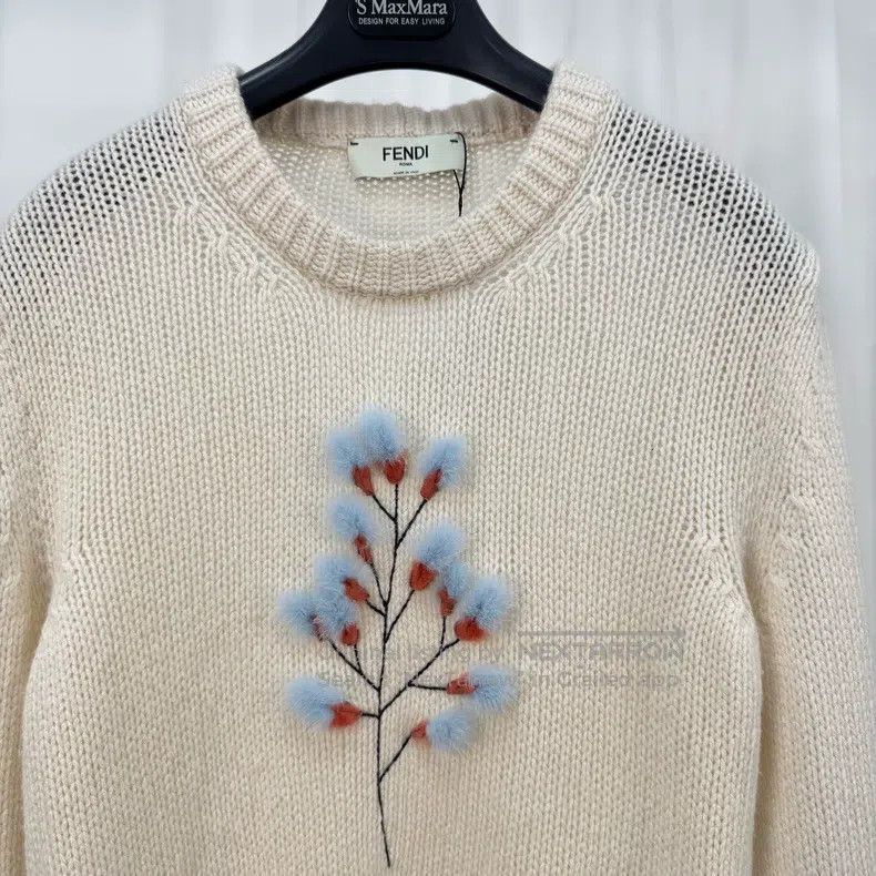 Fendi Fendi Mink Decorated Little Flower Knit Sweater Size XS / US 0-2 / IT 36-38 - 2 Thumbnail