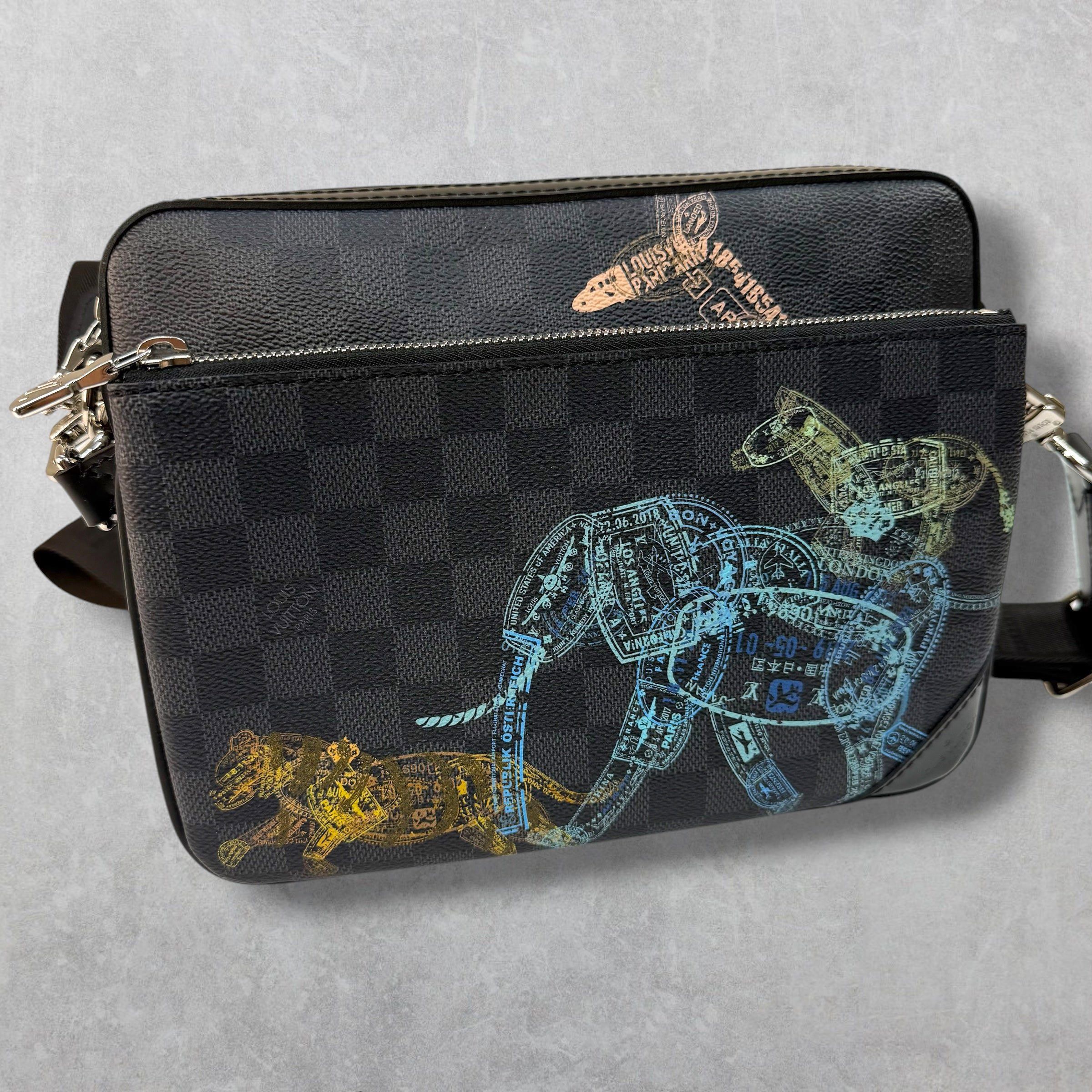 Louis Vuitton Louis Vuitton Wild Animals Damier Trio Messenger Bag Size ONE SIZE - 3 Thumbnail