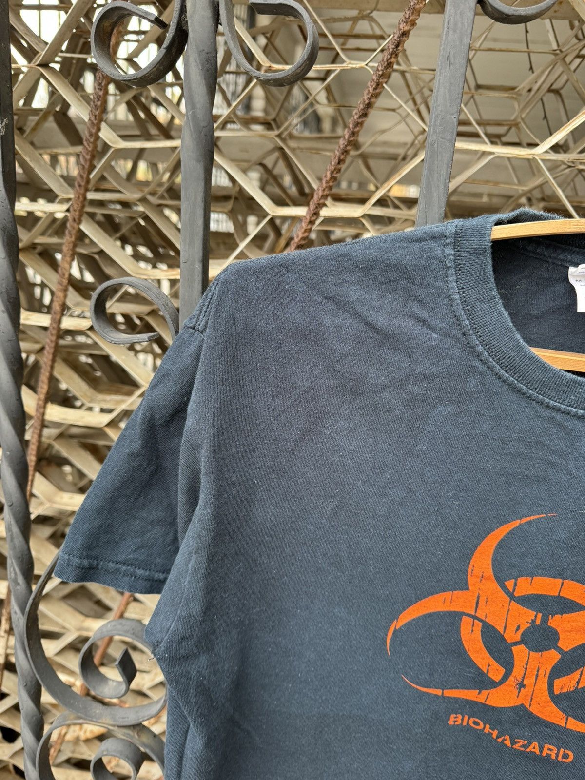 Band Tees × Vintage Vintage 2000s Biohazard Washed T Shirt Y2K Size US M / EU 48-50 / 2 - 3 Thumbnail