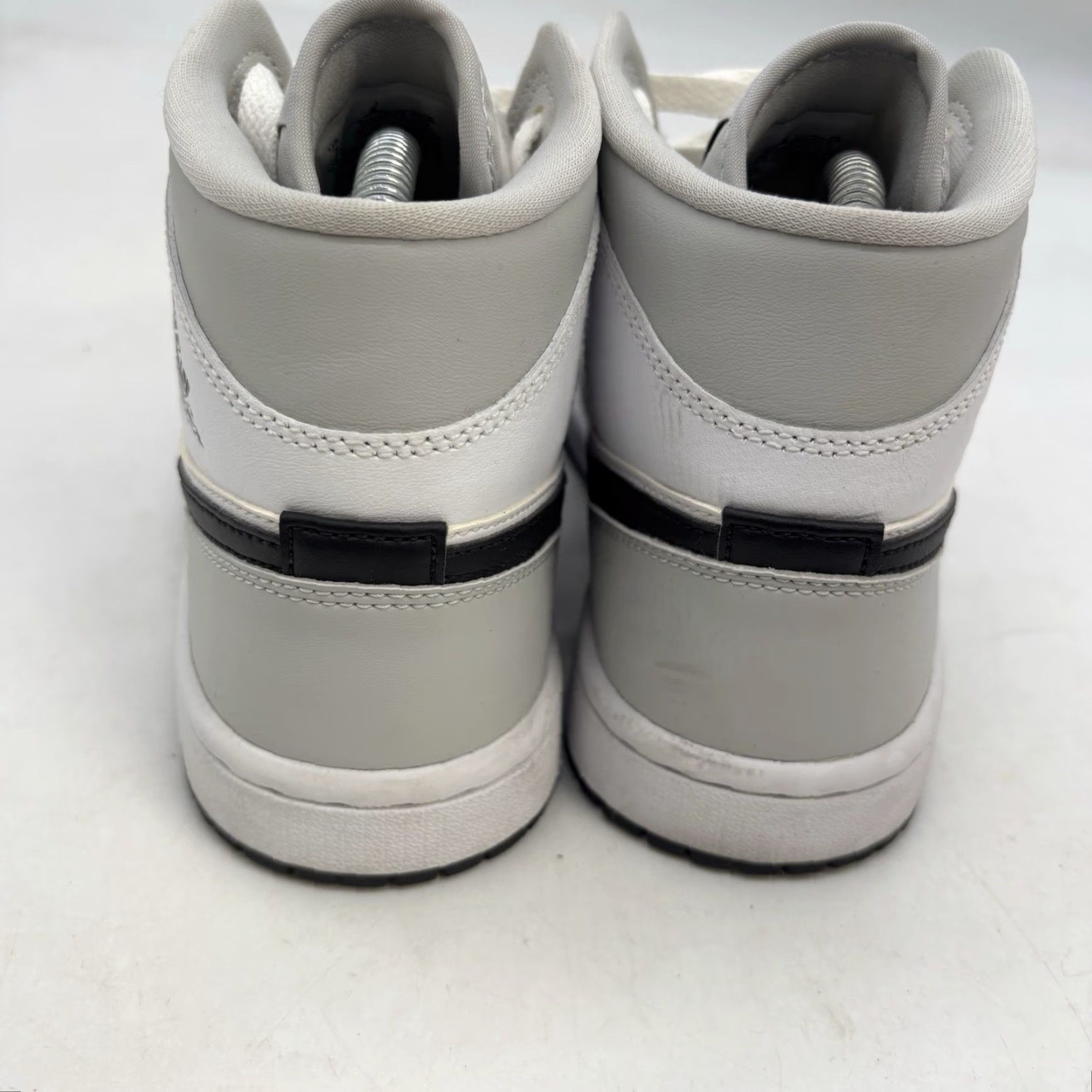 Jordan Brand Nike Air Jordan 1 Mid Light Smoke Grey Fog BQ6472-015 Size 7 Women's 5.5 Men Size US 7 / IT 37 - 6 Thumbnail