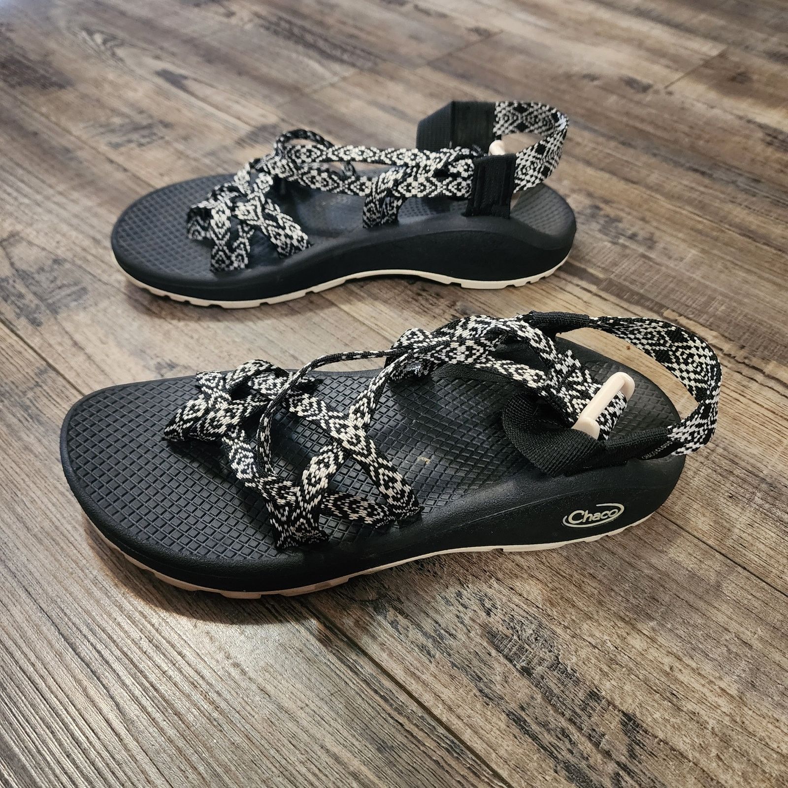 Chaco Chaco black and white sandals shoes w toe straps size 7 SH3 Size US 7 / IT 37 - 4 Thumbnail
