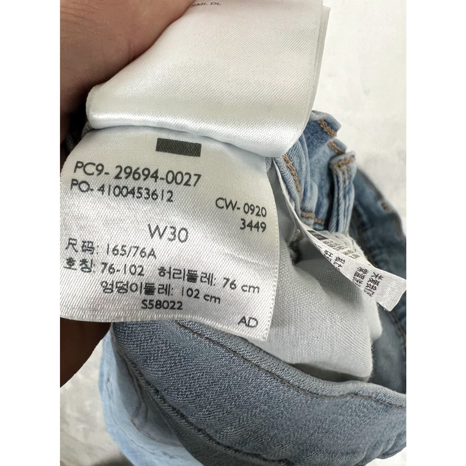 Levi's Levi's Classic Shorts Women Blue Light Wash Denim 5-Pocket Bermuda 30 Inseam 6.5 in Stretch Flat Front Casual Size 30" / US 8 / IT 44 - 6 Thumbnail