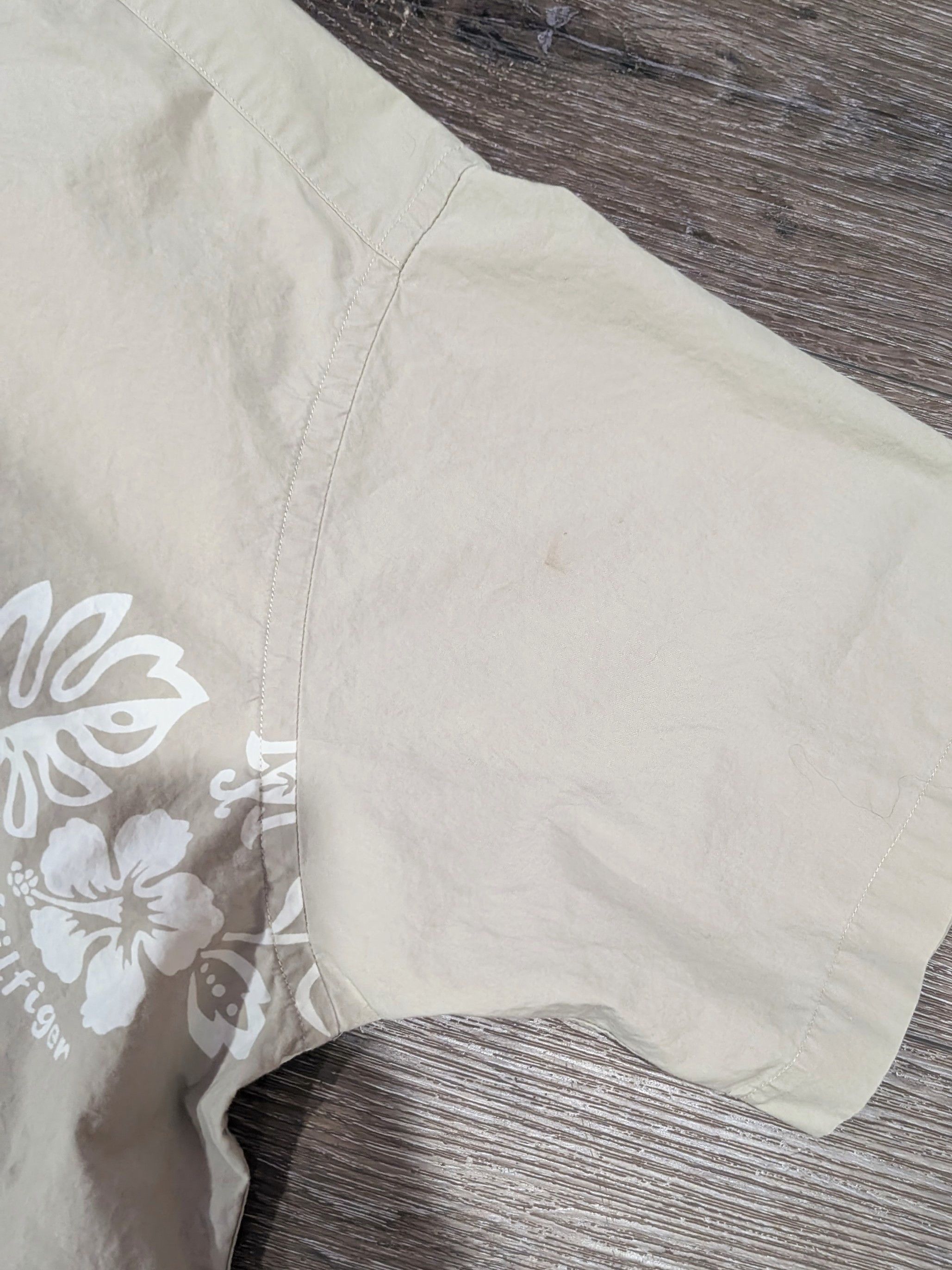 Tommy Hilfiger Vintage Tommy Hilfiger floral beige Hawaiian shirt - SIZE M Size US M / EU 48-50 / 2 - 3 Thumbnail