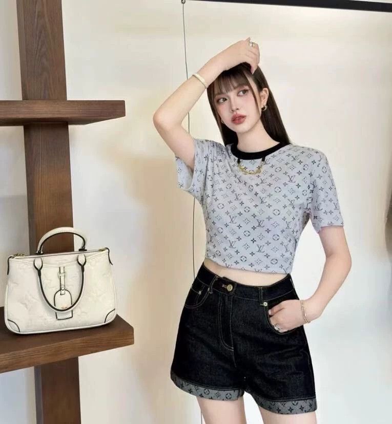 Louis Vuitton Louis Vuitton 25 Light Grey logo full print cotton crew ne Size L / US 10 / IT 46 - 9 Thumbnail