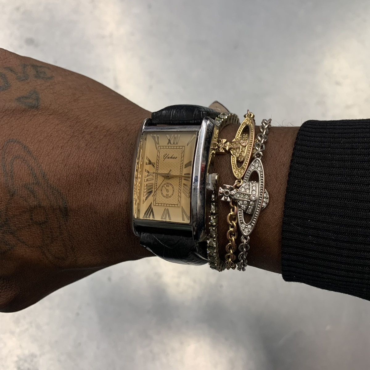Vintage Vintage 90s vintage retro luxury style gold leather watch Size ONE SIZE - 1 Thumbnail