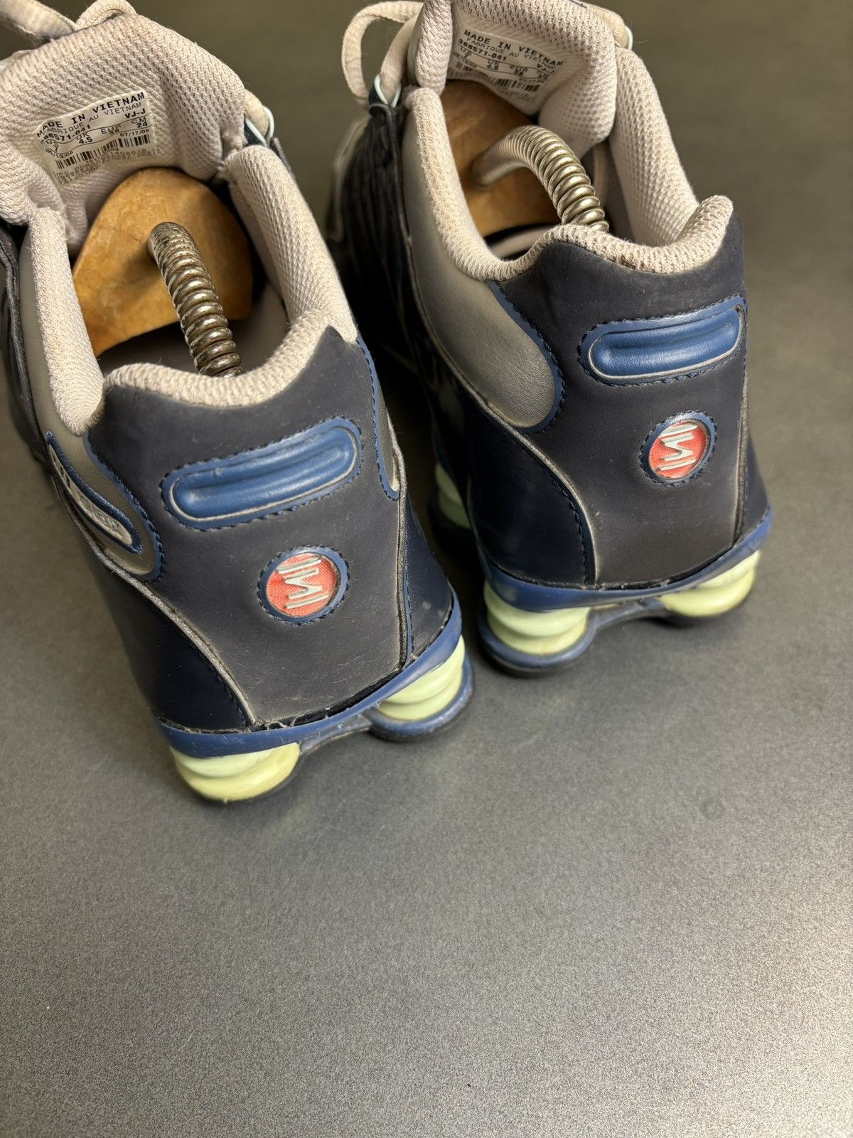 Nike 2009 Nike Shox NZ SL 2000s Patent Leather R4 Y2K 366571-041 Size US 7 / IT 37 - 8 Thumbnail