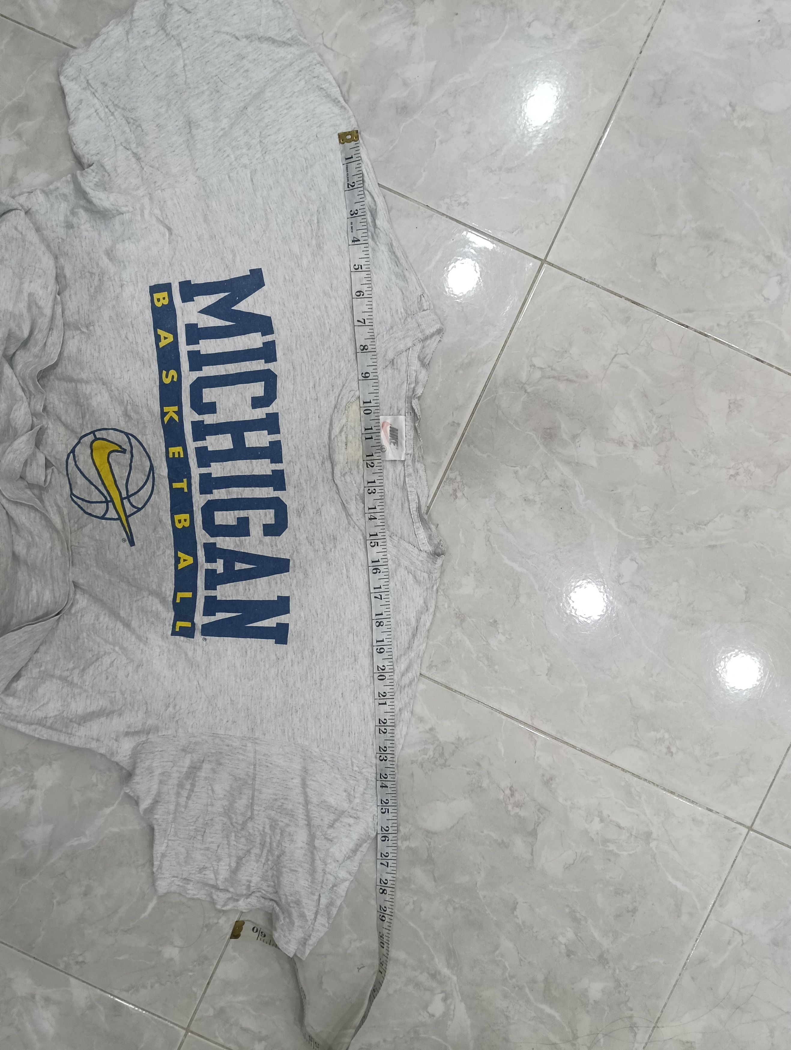 Nike Vintage 90s Nike Michigan Basketball Size US L / EU 52-54 / 3 - 13 Thumbnail