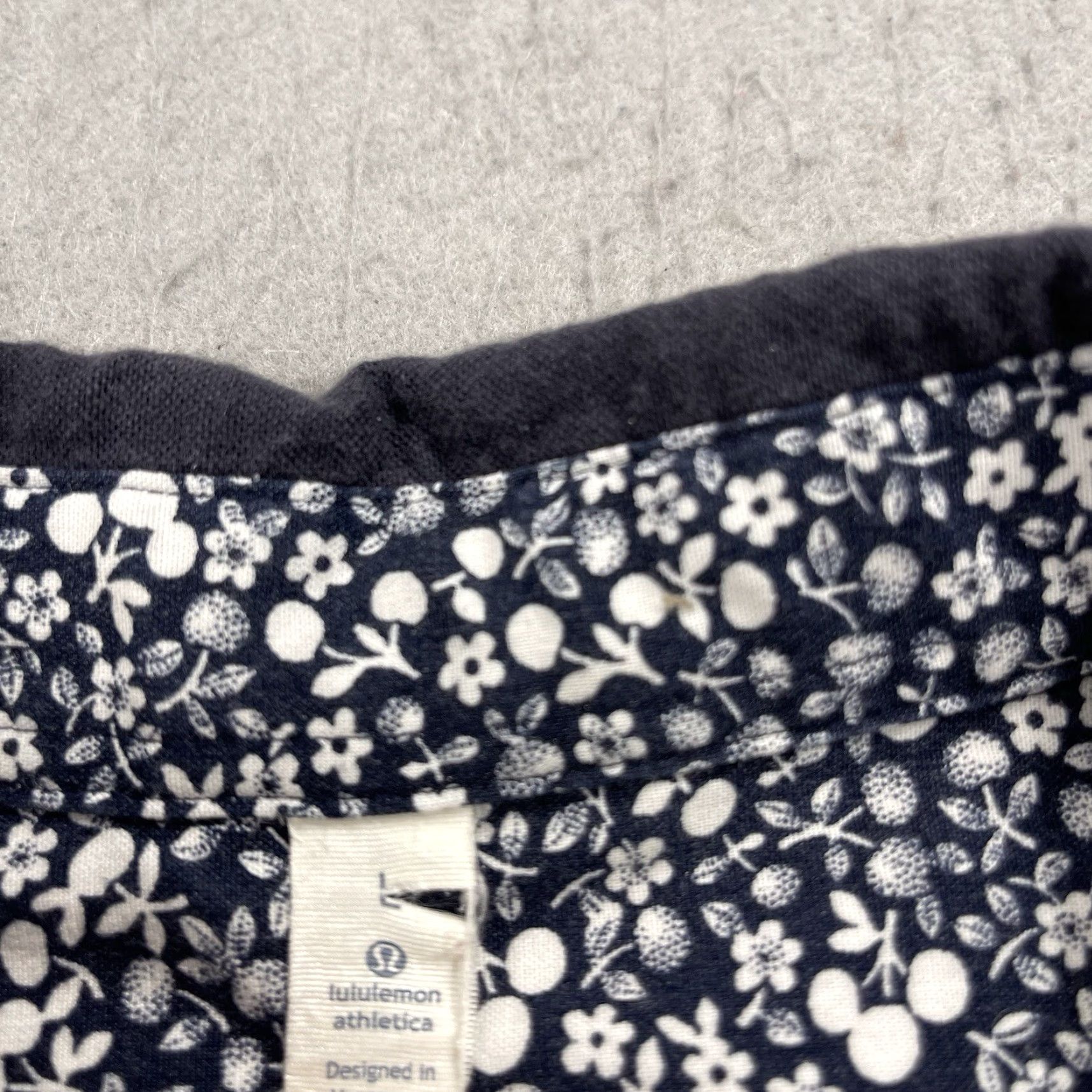Lululemon Lululemon Shirt Mens Large Blue White Floral Camp Casual Summer Fridays Button Shirt - Do Not Add Extra Words Size US L / EU 52-54 / 3 - 4 Thumbnail