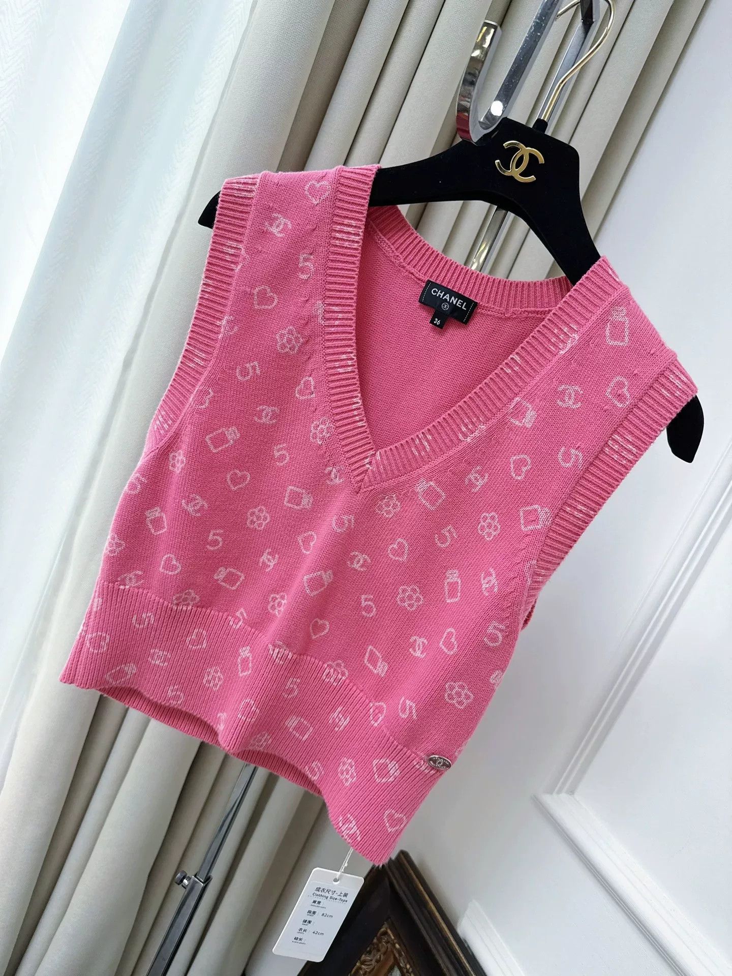 Chanel pink and white embroidered knit vest Size US S / EU 44-46 / 1 - 1 Thumbnail