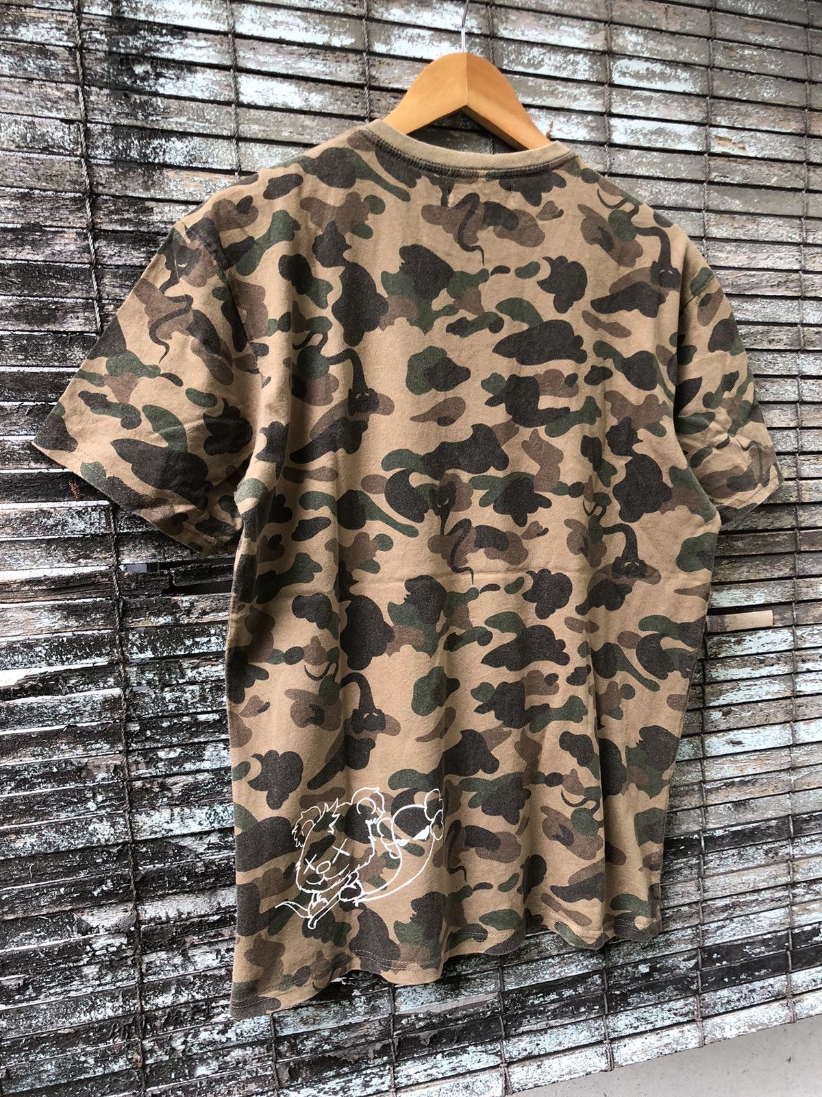 Japanese Brand RARE Vintage Japanese Brands Kaws Camo Tshirt Size US L / EU 52-54 / 3 - 10 Thumbnail