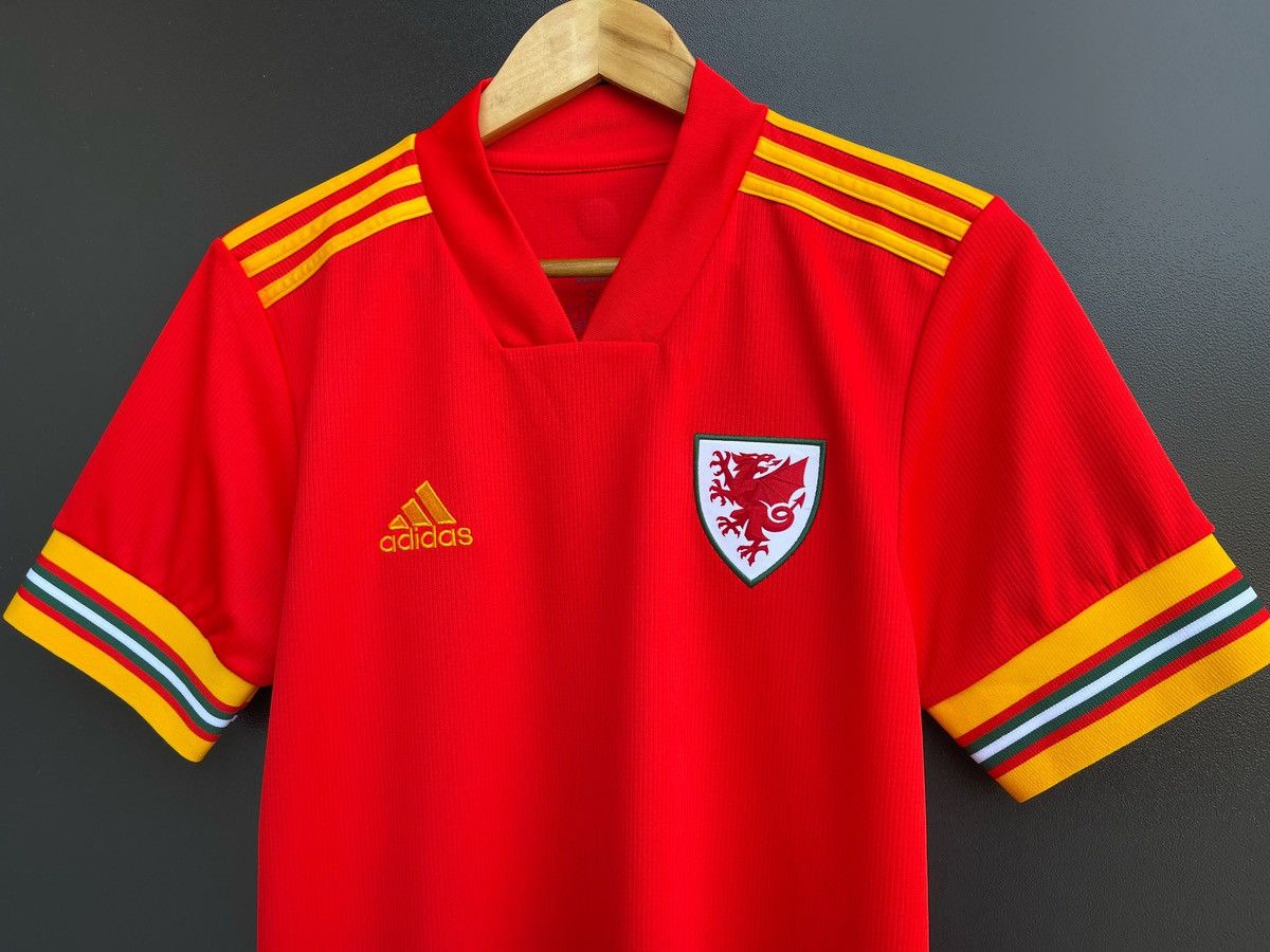 Adidas 2020 Wales soccer jerseys EURO CUP Wales football shirt BALE Size US S / EU 44-46 / 1 - 2 Thumbnail