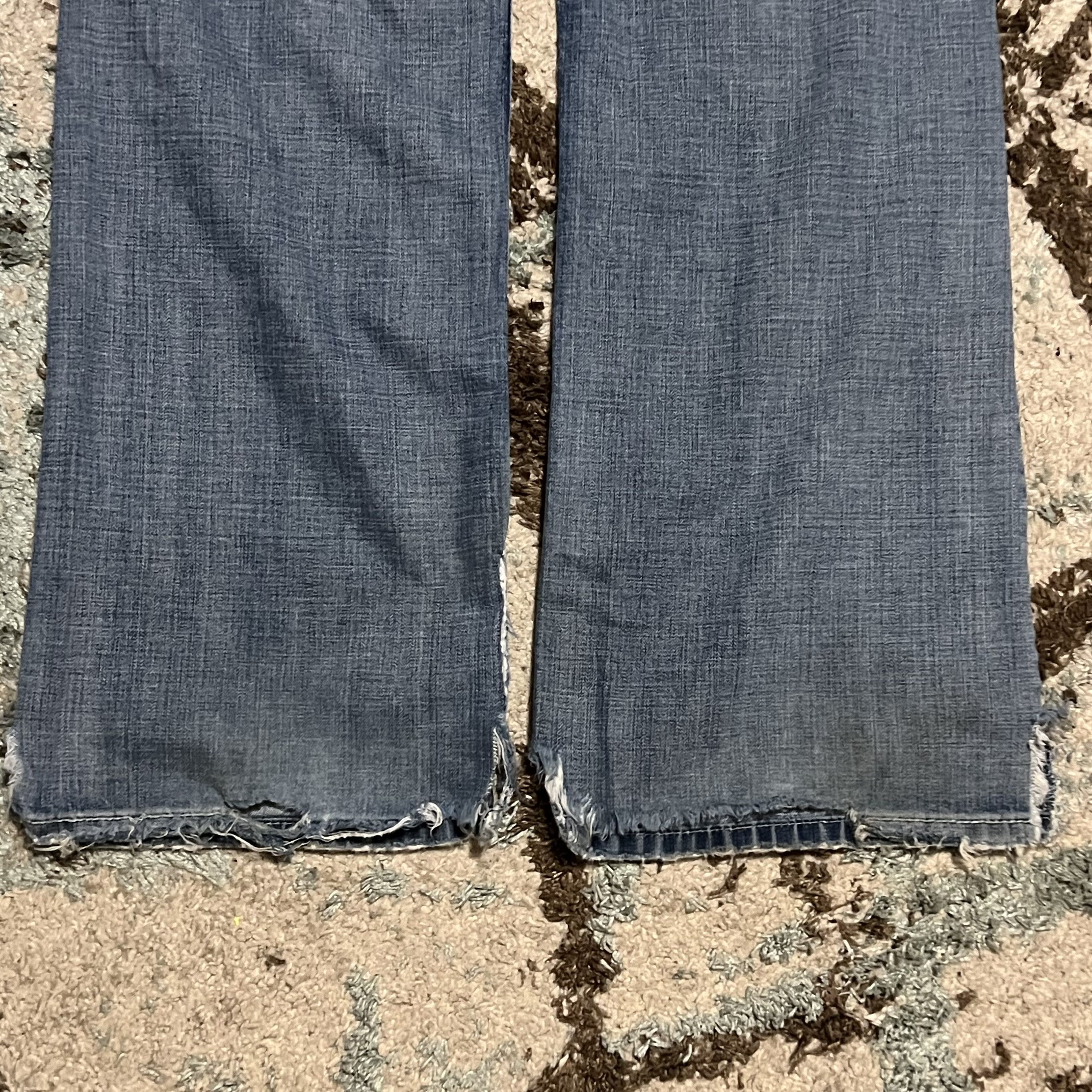 BKE Buckle BKE Tyler Distressed Jeans Size 33x31 Light Wash Size US 33 - 8 Thumbnail