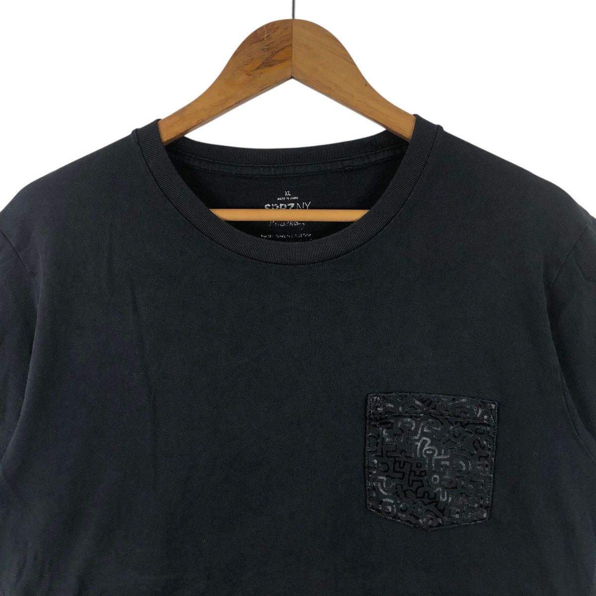 Uniqlo KEITH HARING x UNIQLO Dog Barking Pop Art Pocket Tee Shirt Size US XL / EU 56 / 4 - 2 Thumbnail