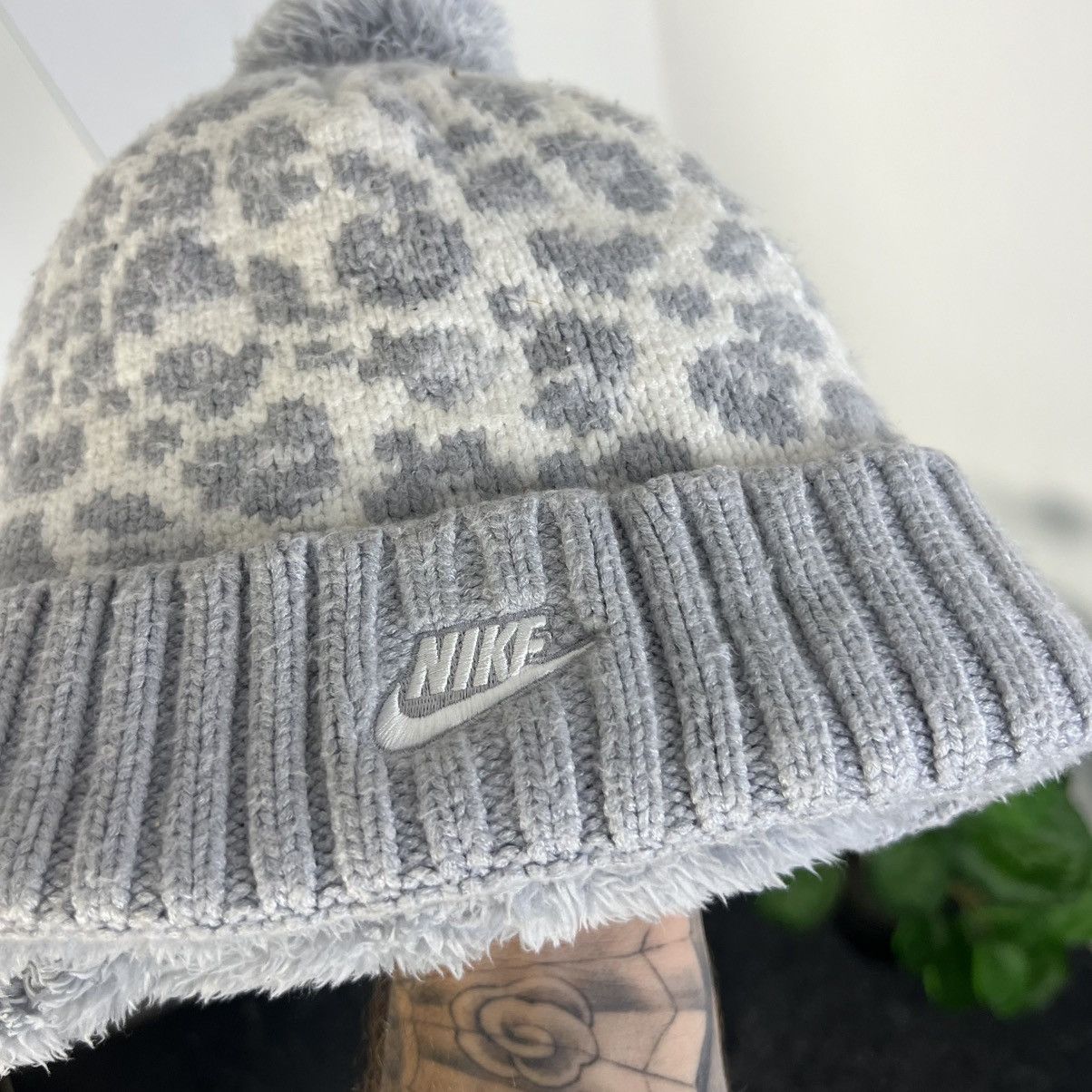 Nike Nike Mini Logo Teddy Fleece Beanie Hat Streetwear Style Size ONE SIZE - 2 Thumbnail