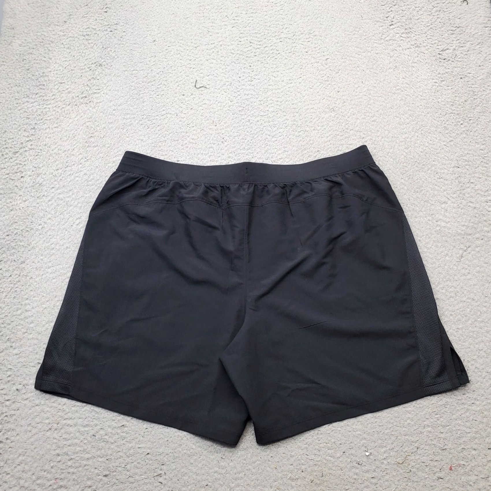 Under Armour Under Armour Running Shorts Mens 2XL Black Athletic Shorts Slit Pockets Inseam 7" Size US 39 - 2 Thumbnail