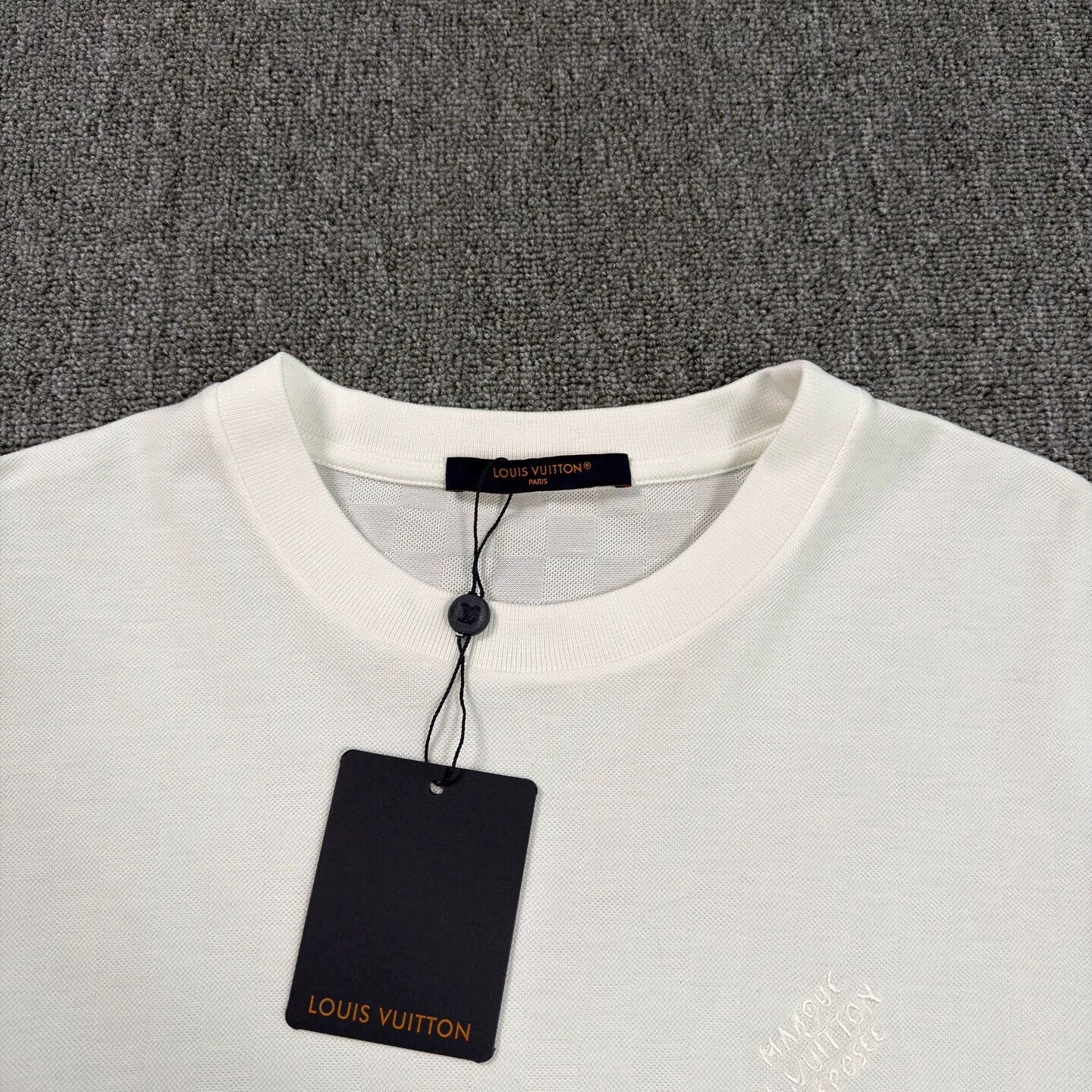 Louis Vuitton Louis Vuitton Damier Embroidered Logo Tee L Near New Size US L / EU 52-54 / 3 - 3 Thumbnail