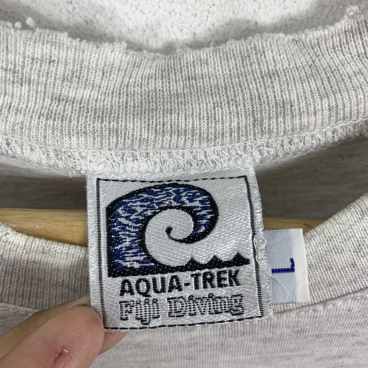 Vintage Vintage 90s AQUA-TREK Fiji Diving The Supermarket SurfTshirt Size US L / EU 52-54 / 3 - 7 Thumbnail