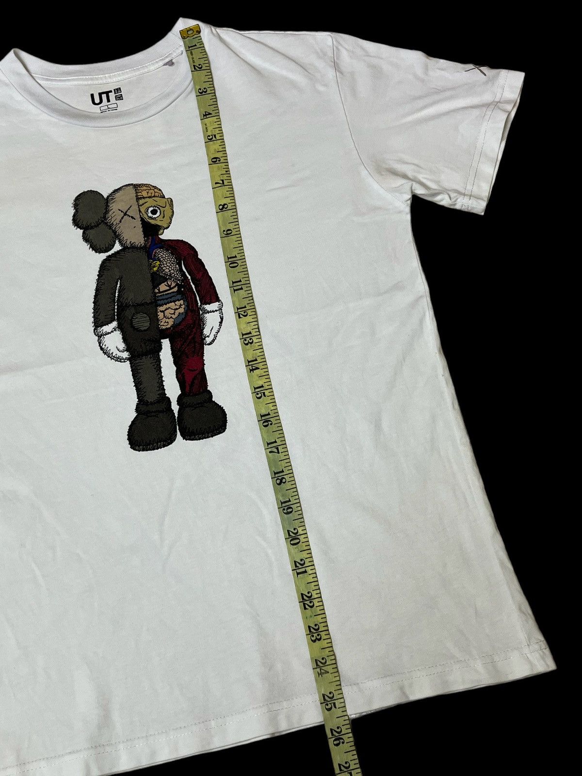 Kaws × Uniqlo GRAIL🔥UNIQLO X KAWS COLLABORATION T SHIRT/2 Size US M / EU 48-50 / 2 - 7 Thumbnail