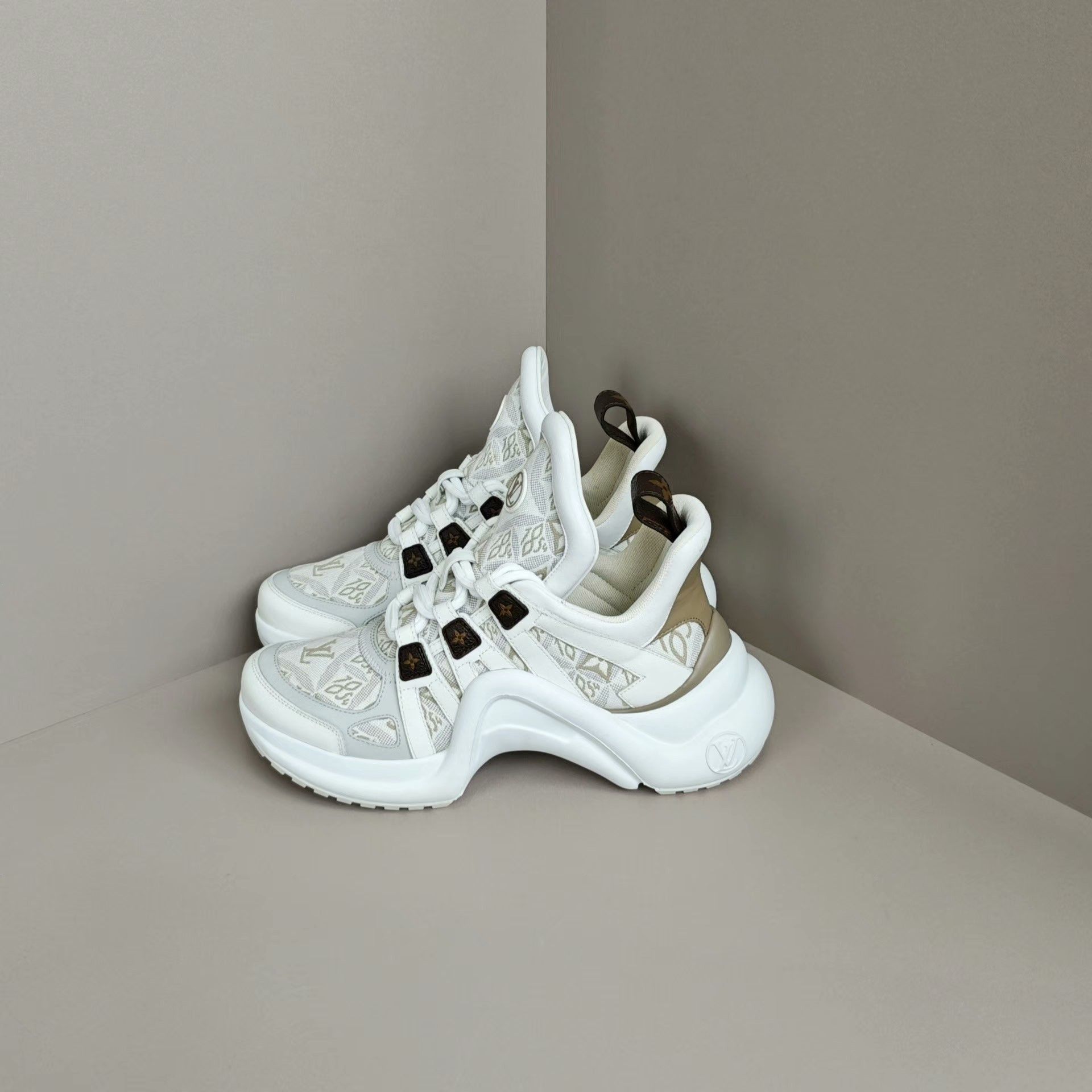 Louis Vuitton Louis Vuitton Casual White Lowtop Sneakers us_6 Women Size US 6 / IT 36 - 1 Thumbnail