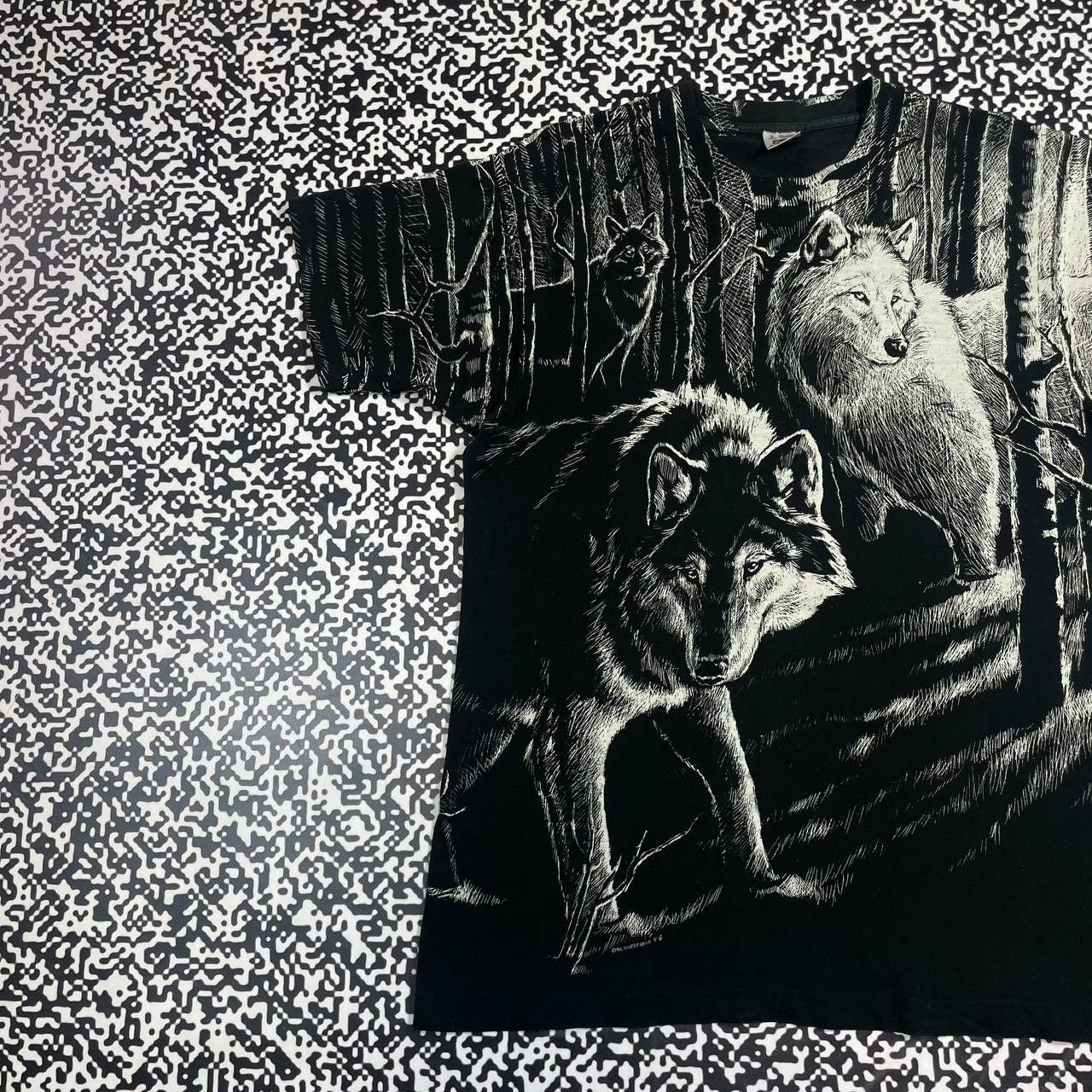 Vintage Vintage 1992 Wolf Harlequin Over Print T-shirt Faded Style Size US L / EU 52-54 / 3 - 2 Thumbnail