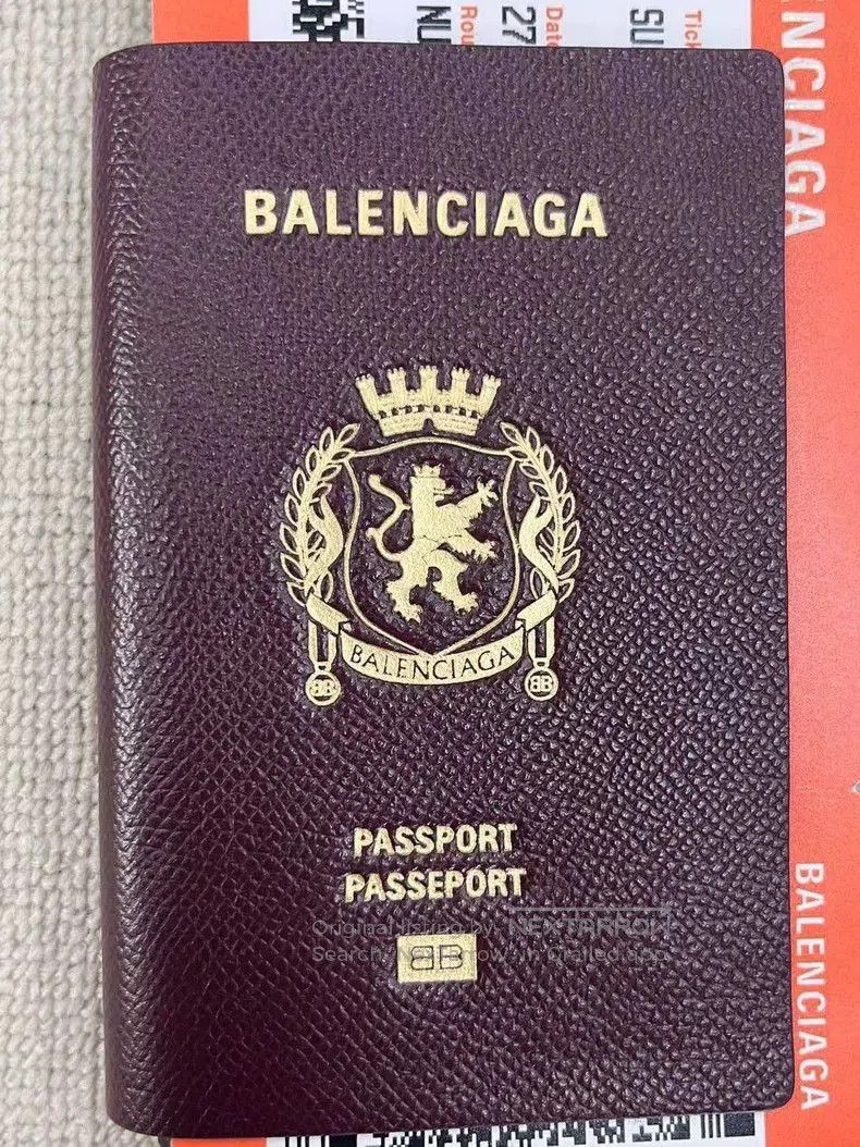 Balenciaga Balenciaga Passport Leather Logo Embossed Case. Size ONE SIZE - 3 Thumbnail