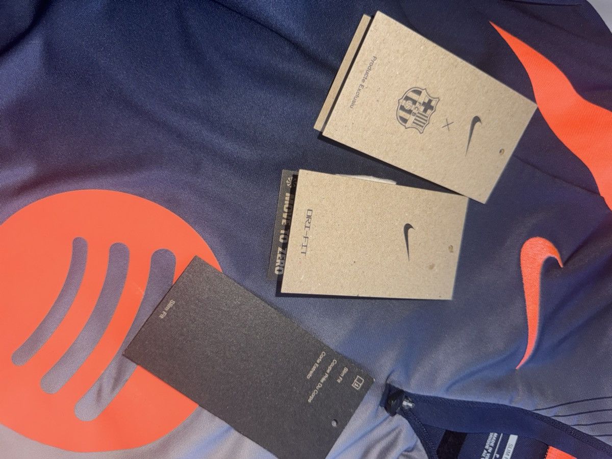 Nike Nike FC Barcelona third Pre-Match sweatshirt 25/26 Size US S / EU 44-46 / 1 - 12 Thumbnail