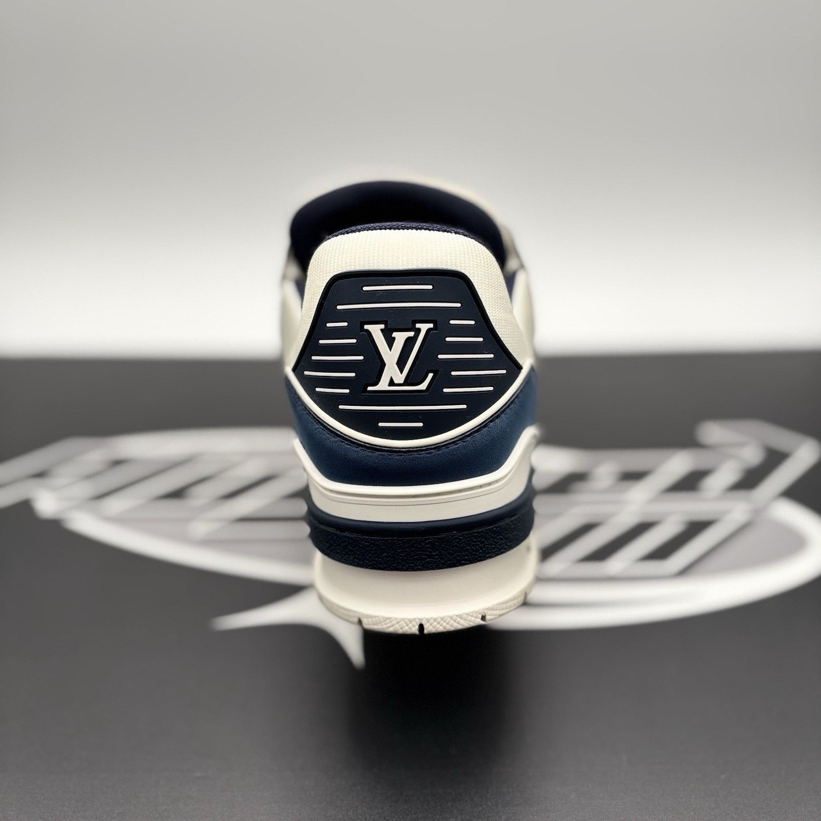 Louis Vuitton (7-7.5 US) Louis Vuitton Trainer ' White Navy '| GREAT COND! Size US 7.5 / EU 40-41 - 3 Thumbnail
