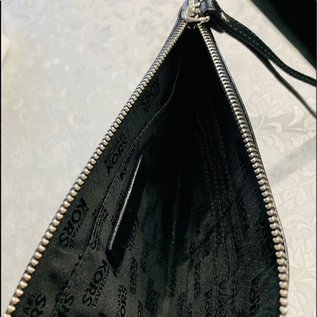 Michael Kors Michael Kors Wristlet in Black w white stars BN Size ONE SIZE - 4 Thumbnail