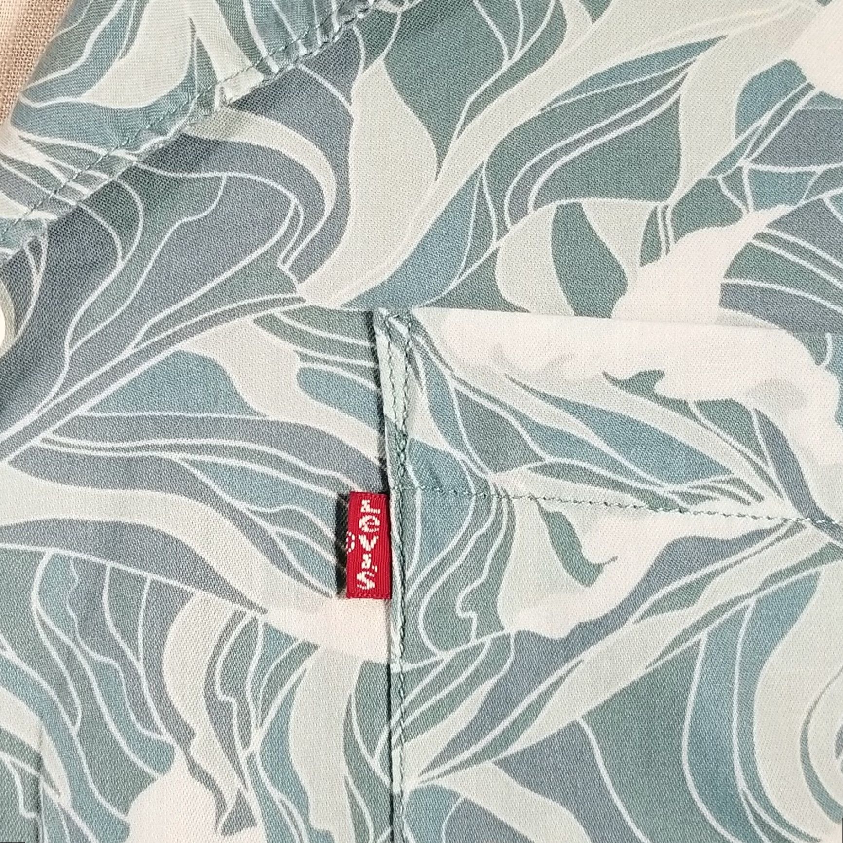 Levi's Hawaiian Shirt Men 2XL Blue Floral Short Sleeve Button-Up Shirt Knit Cotton Polyester Casual Travel