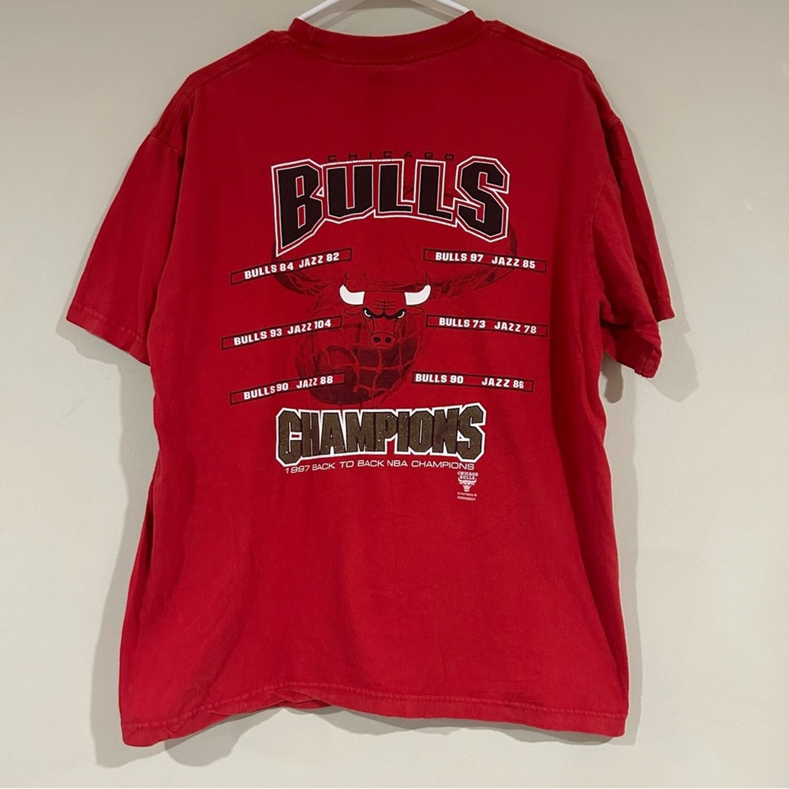 Other Vintage 1997 Chicago Bulls Back To Back Champions Shirt Size US L / EU 52-54 / 3 - 2 Thumbnail