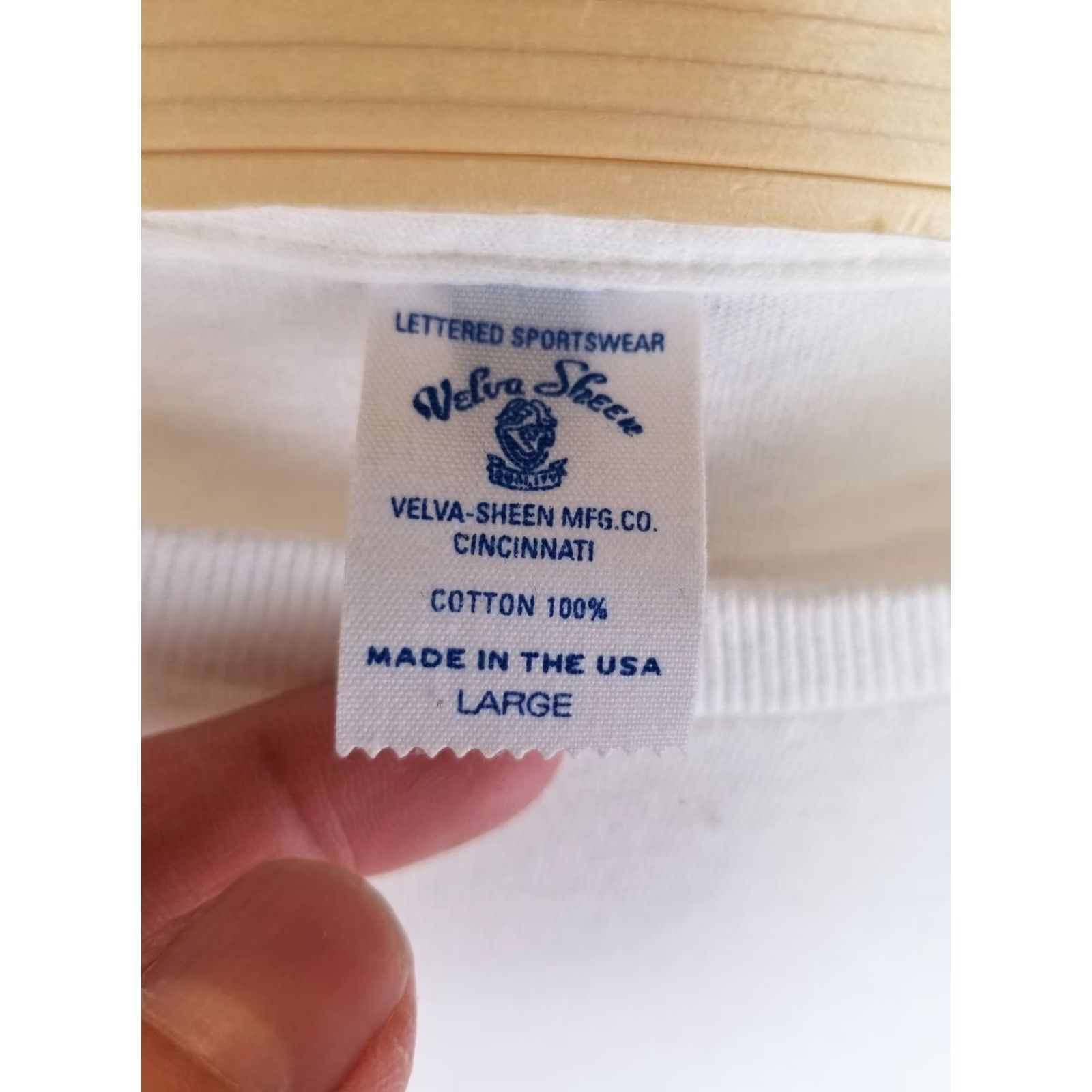 Velva Sheen VINTAGE Velva Sheen MFG CO. ONE POCKET SINGLE STITCH LONG SLEVEE T-SHIRT L Mens Shirt White 90s Size US L / EU 52-54 / 3 - 5 Thumbnail