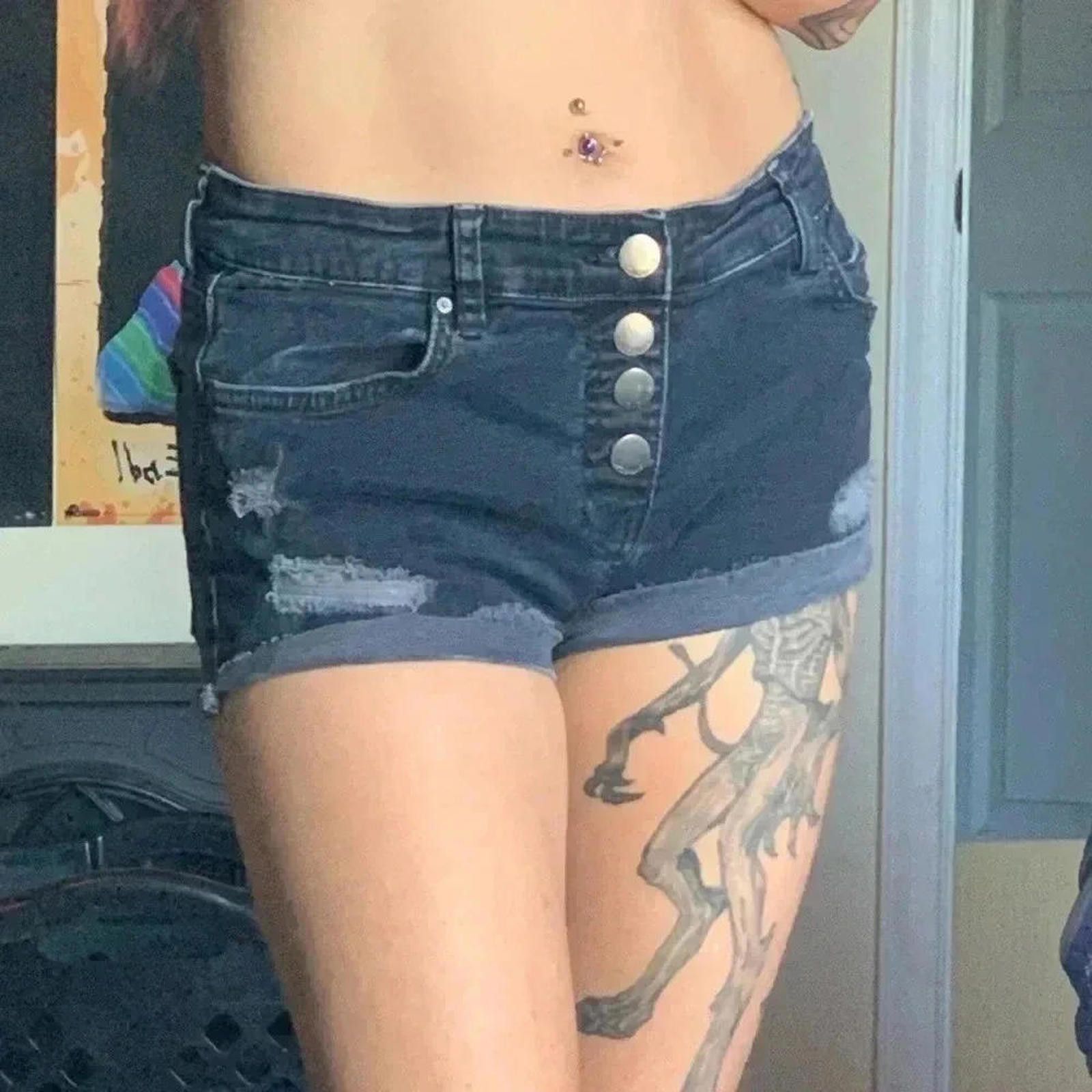 Designer Stylish High-Waisted Denim Shorts Size 28" / US 6 / IT 42 - 2 Thumbnail